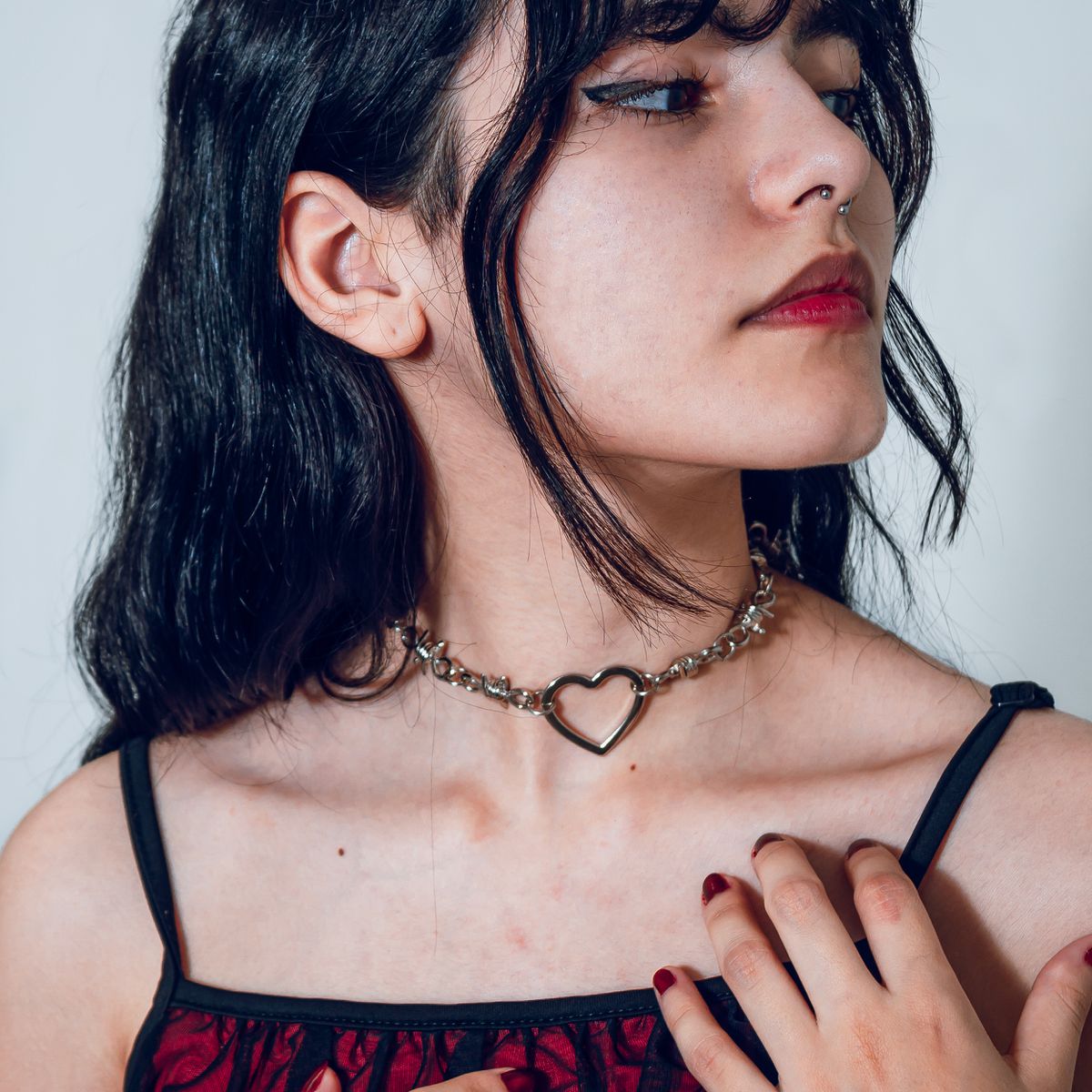 Colar Choker Arame Farpado com Pingente de Coração