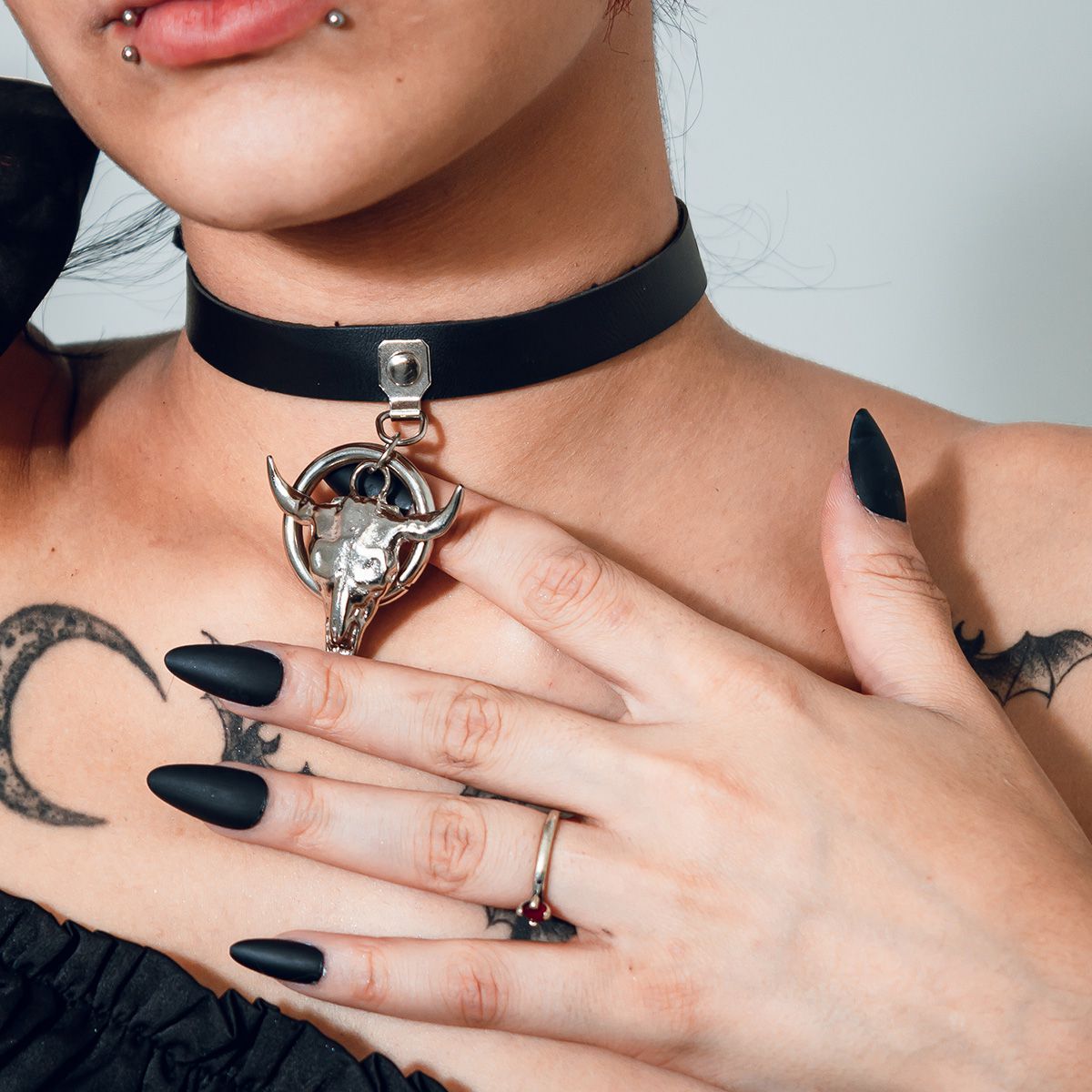 Choker Gargantilha com Pingenete de Cranio e Argola Prateada
