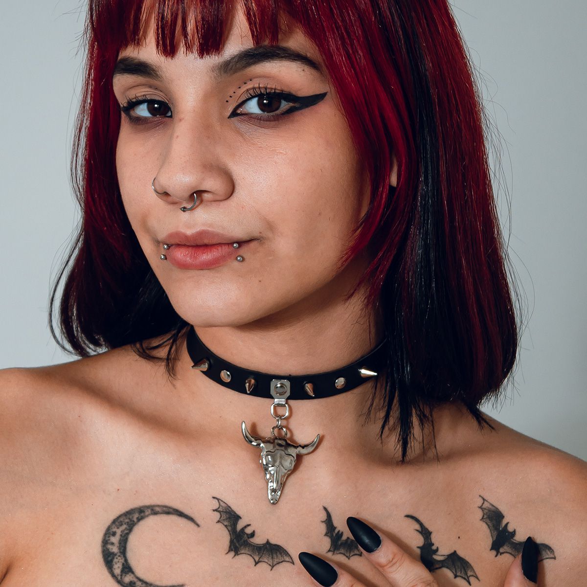 Choker Gargantilha com Pingente de Cranio e Spike Prateadas