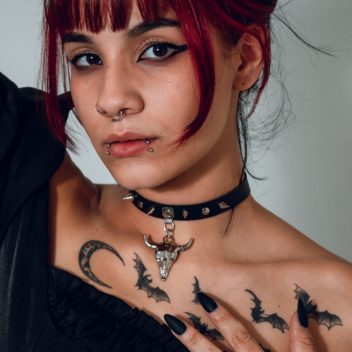 Choker Gargantilha com Pingente de Cranio e Spike Prateadas