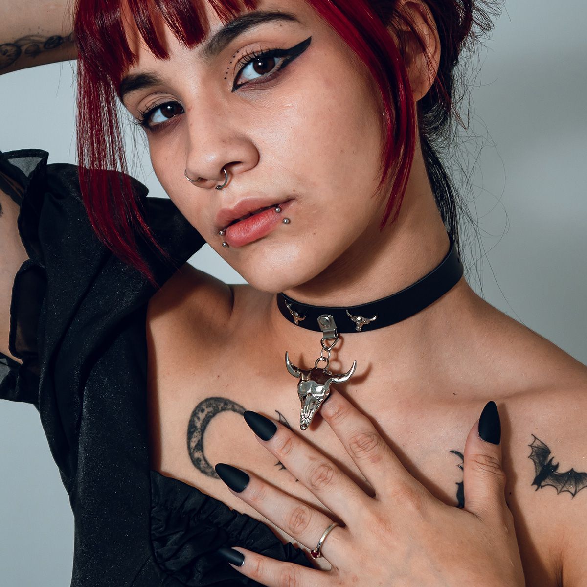 Choker Gargantilha com Pingente de Crânio Grande e Detalhes em Crânio Pequeno