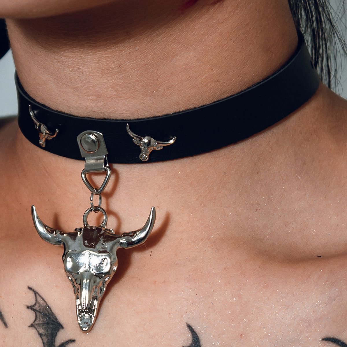 Choker Gargantilha com Pingente de Crânio Grande e Detalhes em Crânio Pequeno