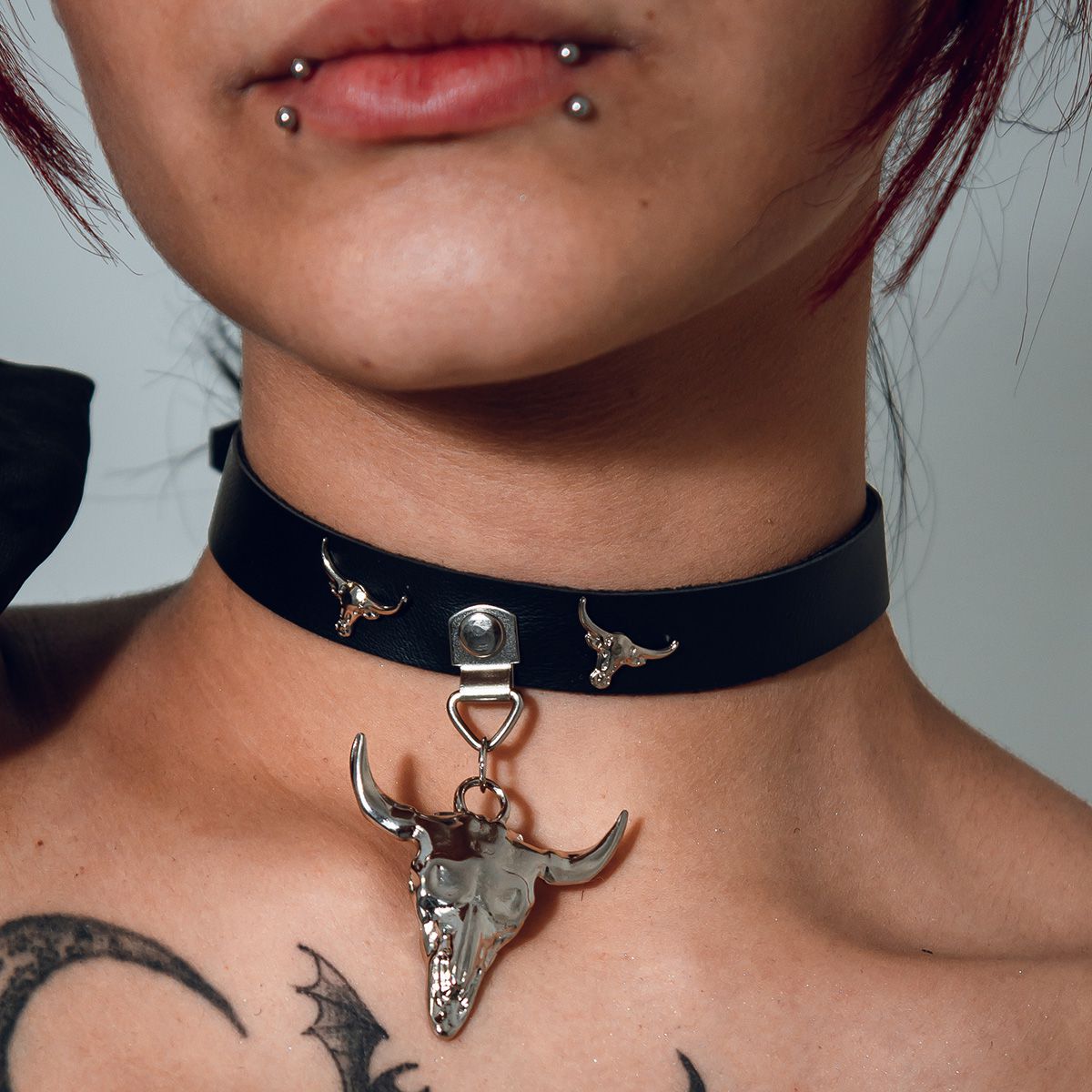 Choker Gargantilha com Pingente de Crânio Grande e Detalhes em Crânio Pequeno