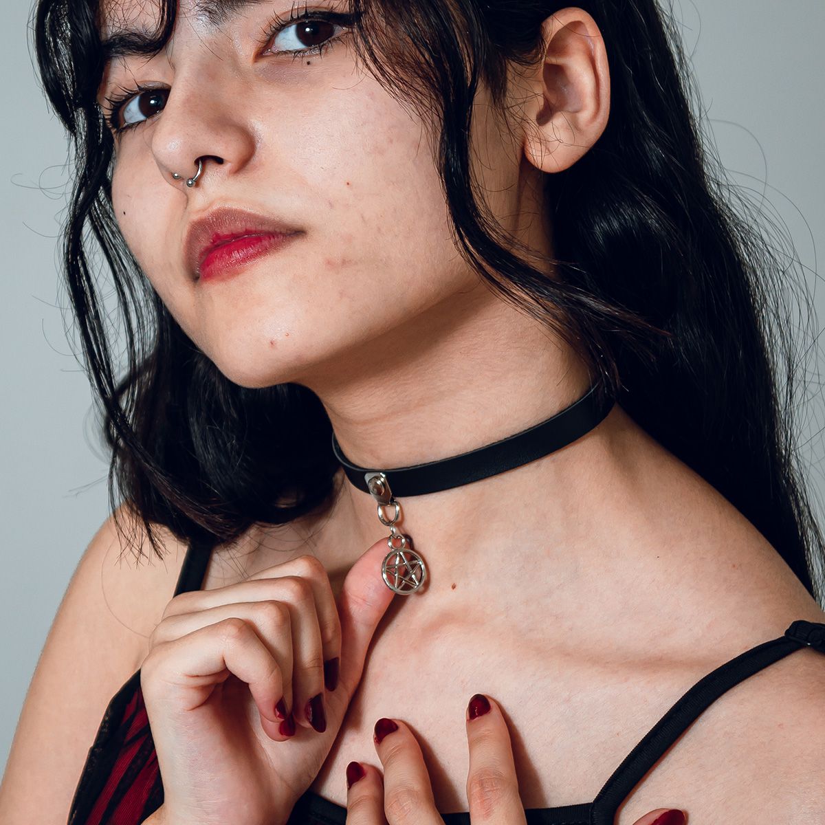 Choker Gargantilha com um Pequeno Pentagrama Prateado