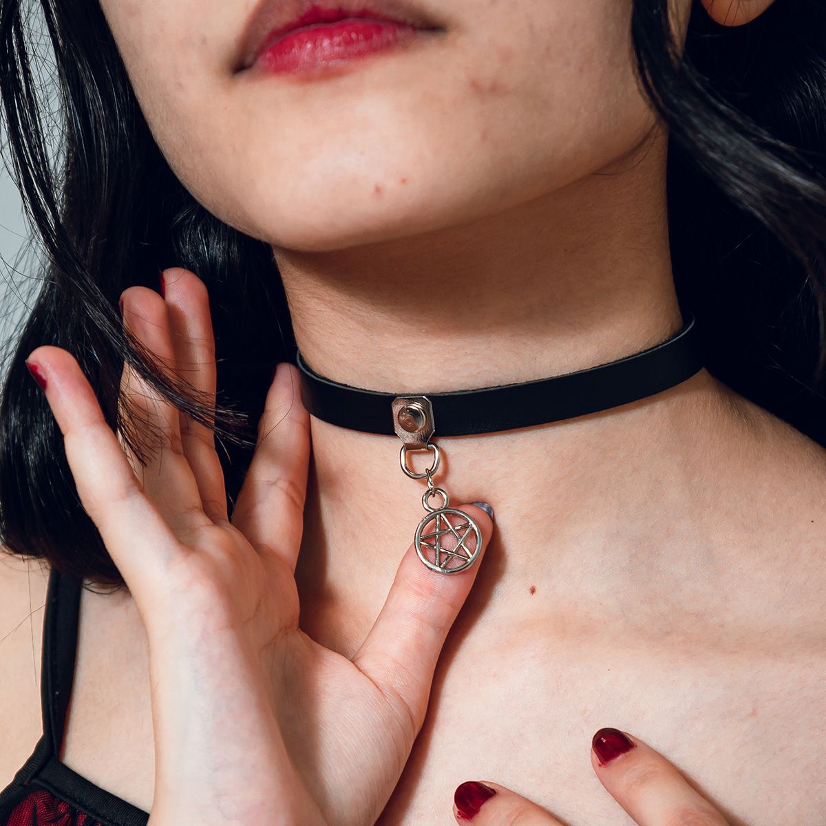 Choker Gargantilha com um Pequeno Pentagrama Prateado