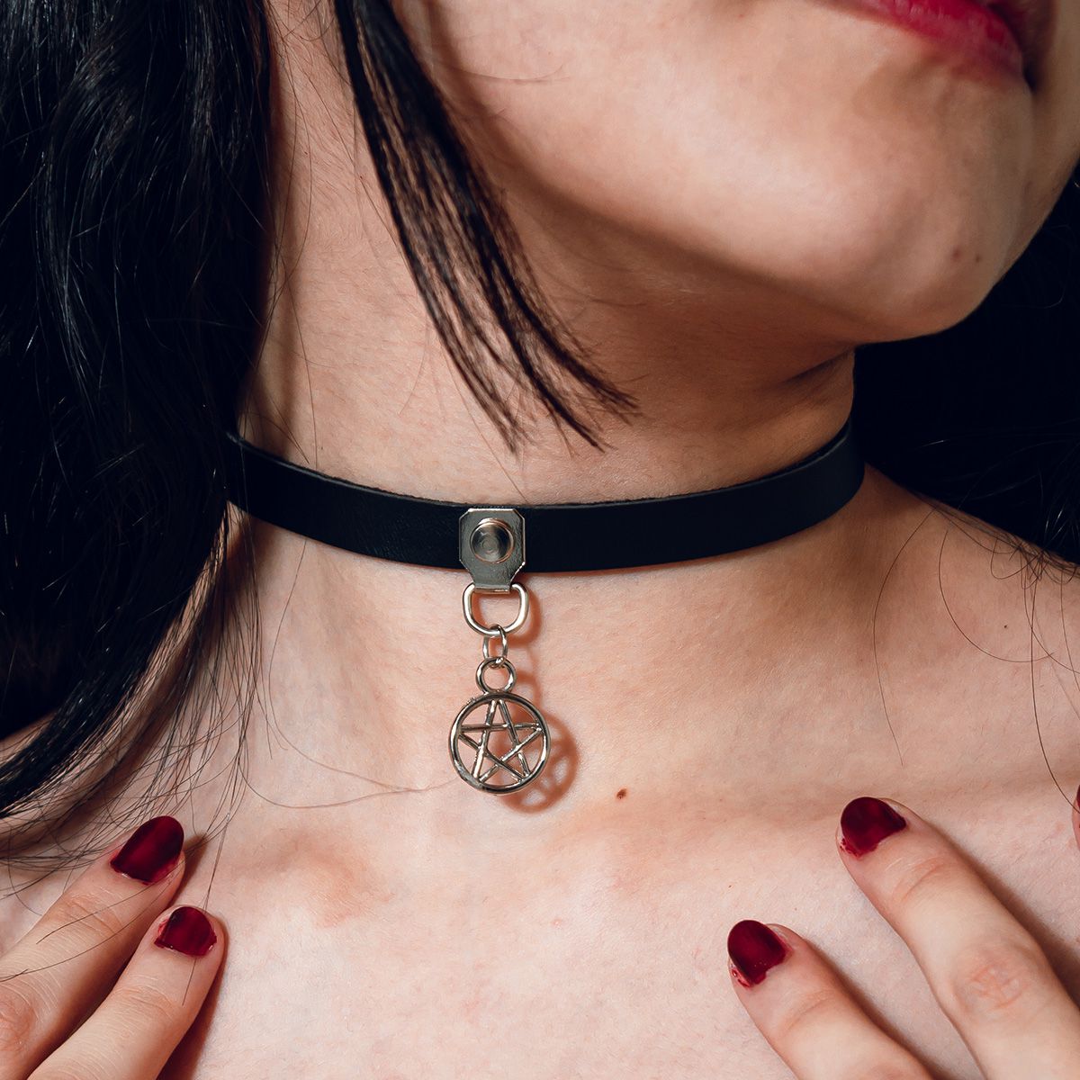 Choker Gargantilha com um Pequeno Pentagrama Prateado