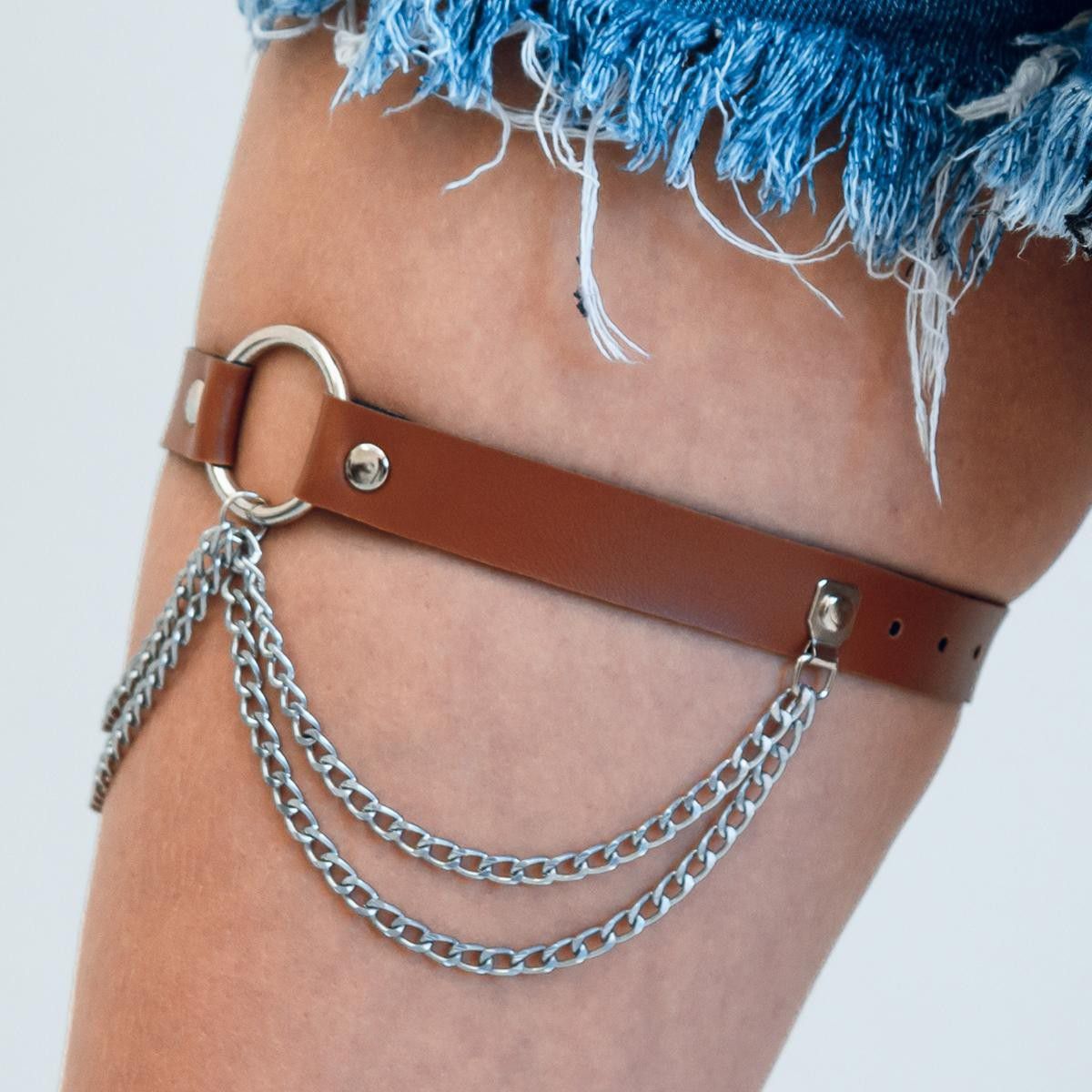 Harness De Coxa Marrom com Argola e Correntes