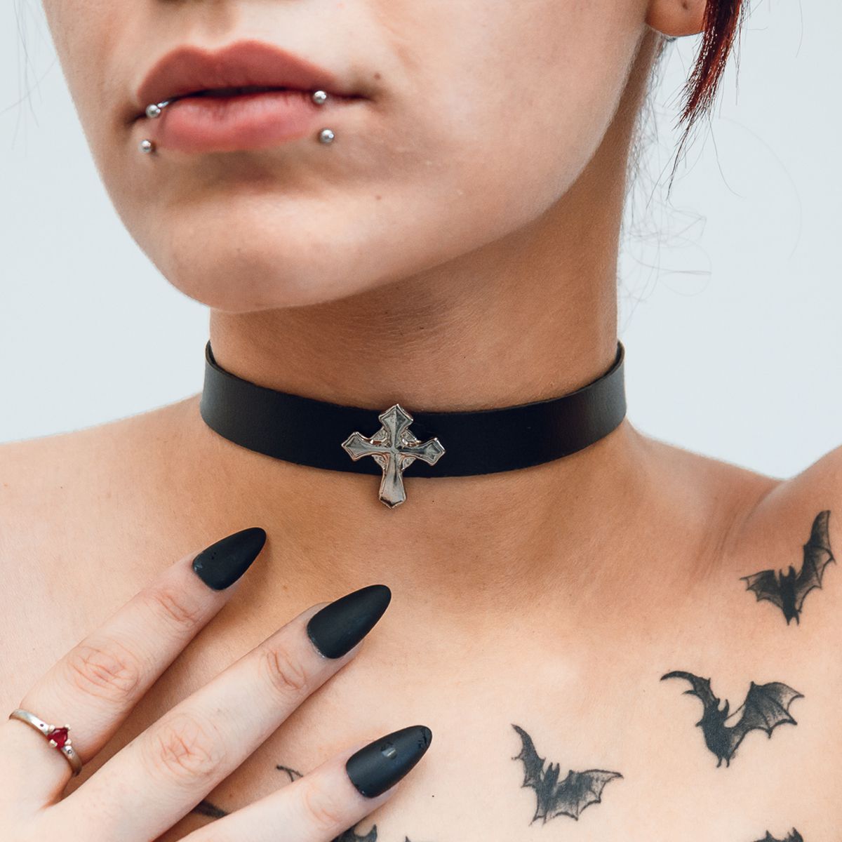 Choker Gargantilha com Pingente de Cruz Minimalista