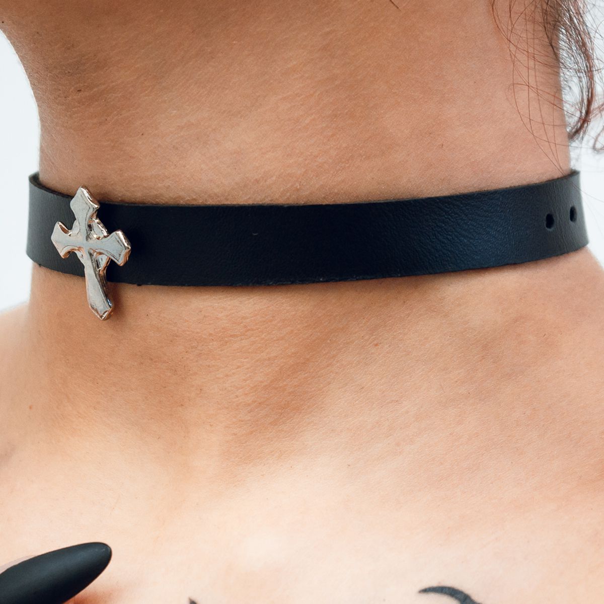 Choker Gargantilha com Pingente de Cruz Minimalista