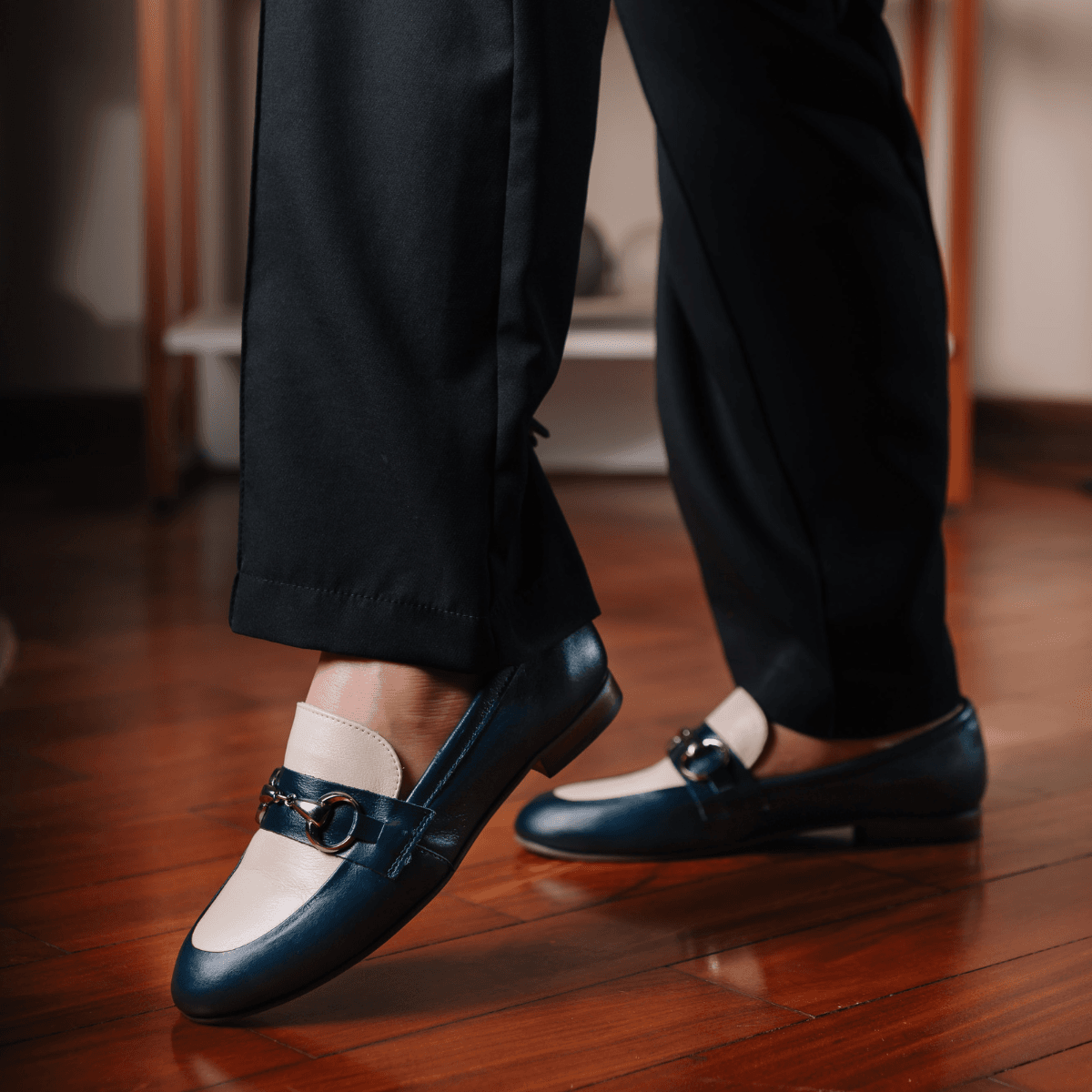 Loafer Feminino em Couro com fivela cor Azul Marin... - Ateliê Mario Mello