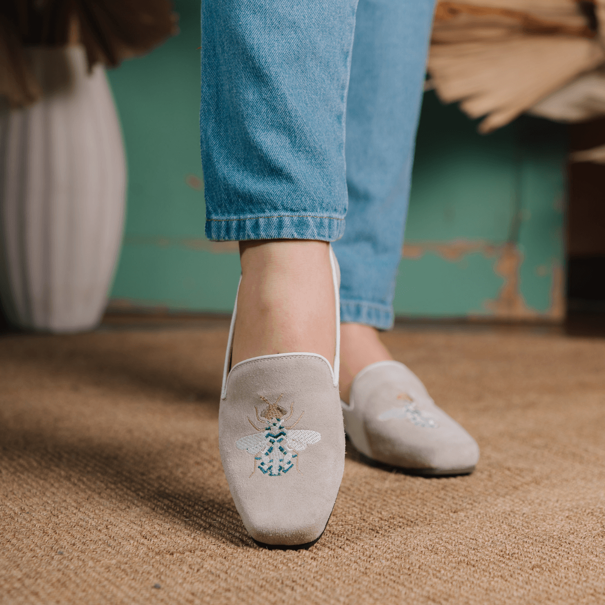 Sapatilha Feminina em Couro Camurça com bordado de... - Ateliê Mario Mello