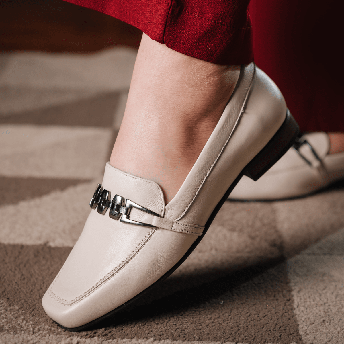 Sapato Social Feminino em Couro com fivela cor off... - Ateliê Mario Mello