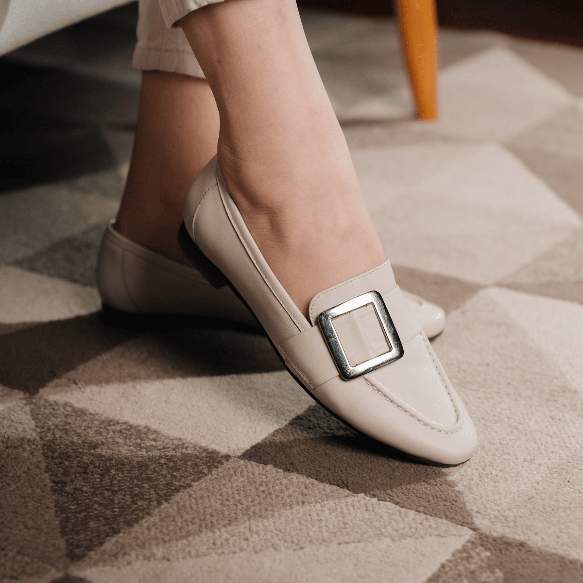 Sapato Eleonora Feminino em Couro com Fivela cor O... - Ateliê Mario Mello