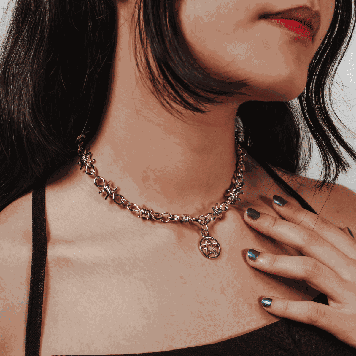 Colar com Corrrente de Arame Farpado Pentagrama Pequeno