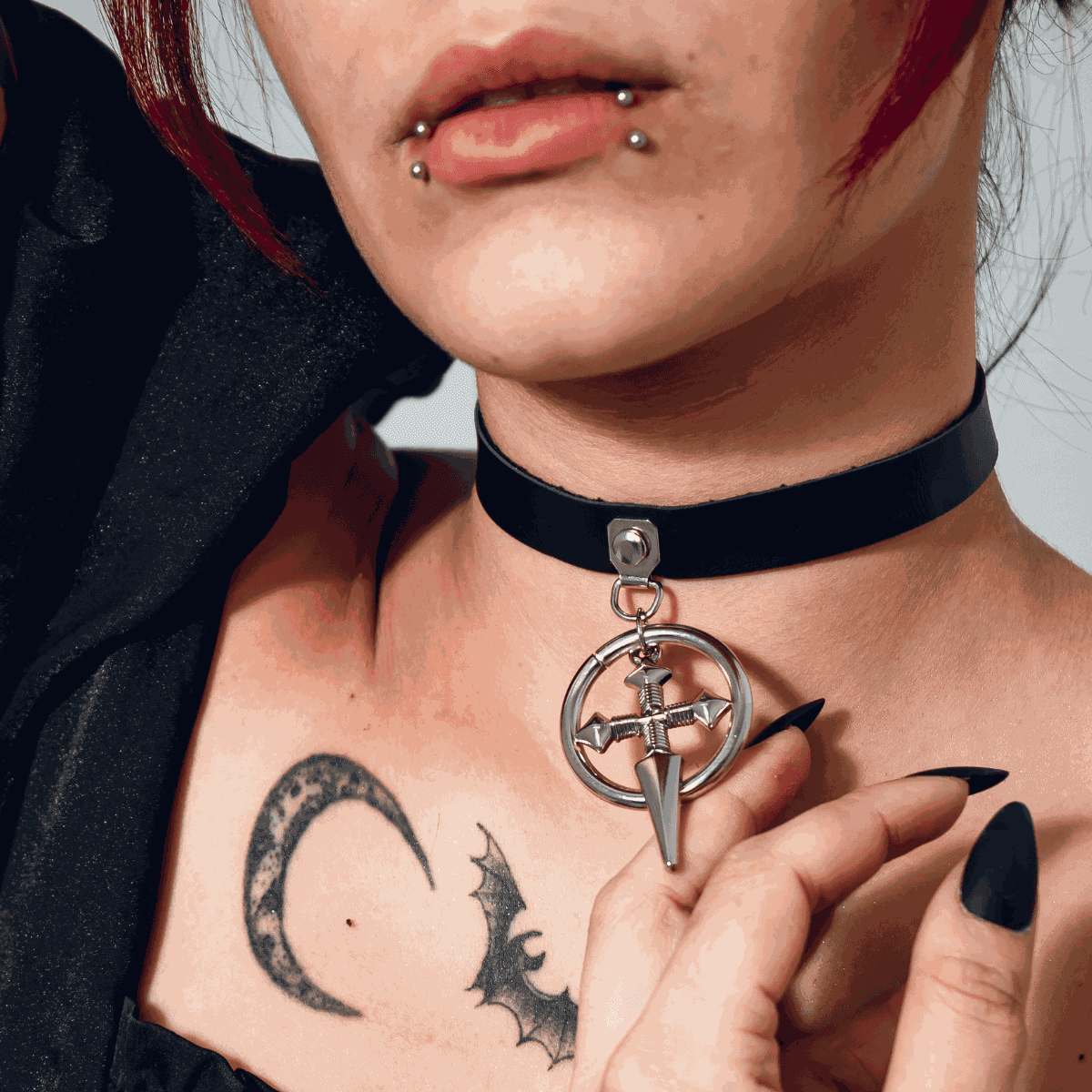 Choker Gargantilha com Pingente de Cruz e Argola