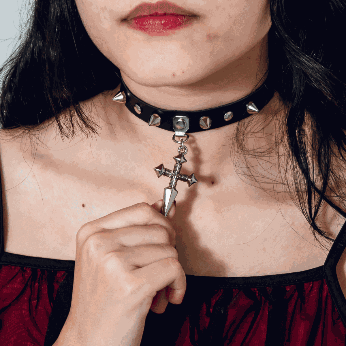 Choker Gargantilha com Spike Pingente de Cruz/Espada Prateado