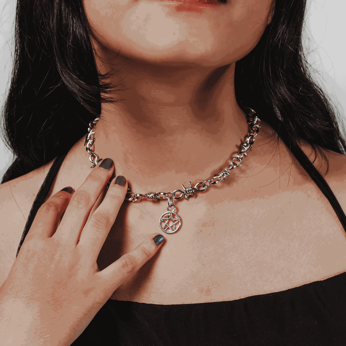 Colar com Corrrente de Arame Farpado Pentagrama Pequeno