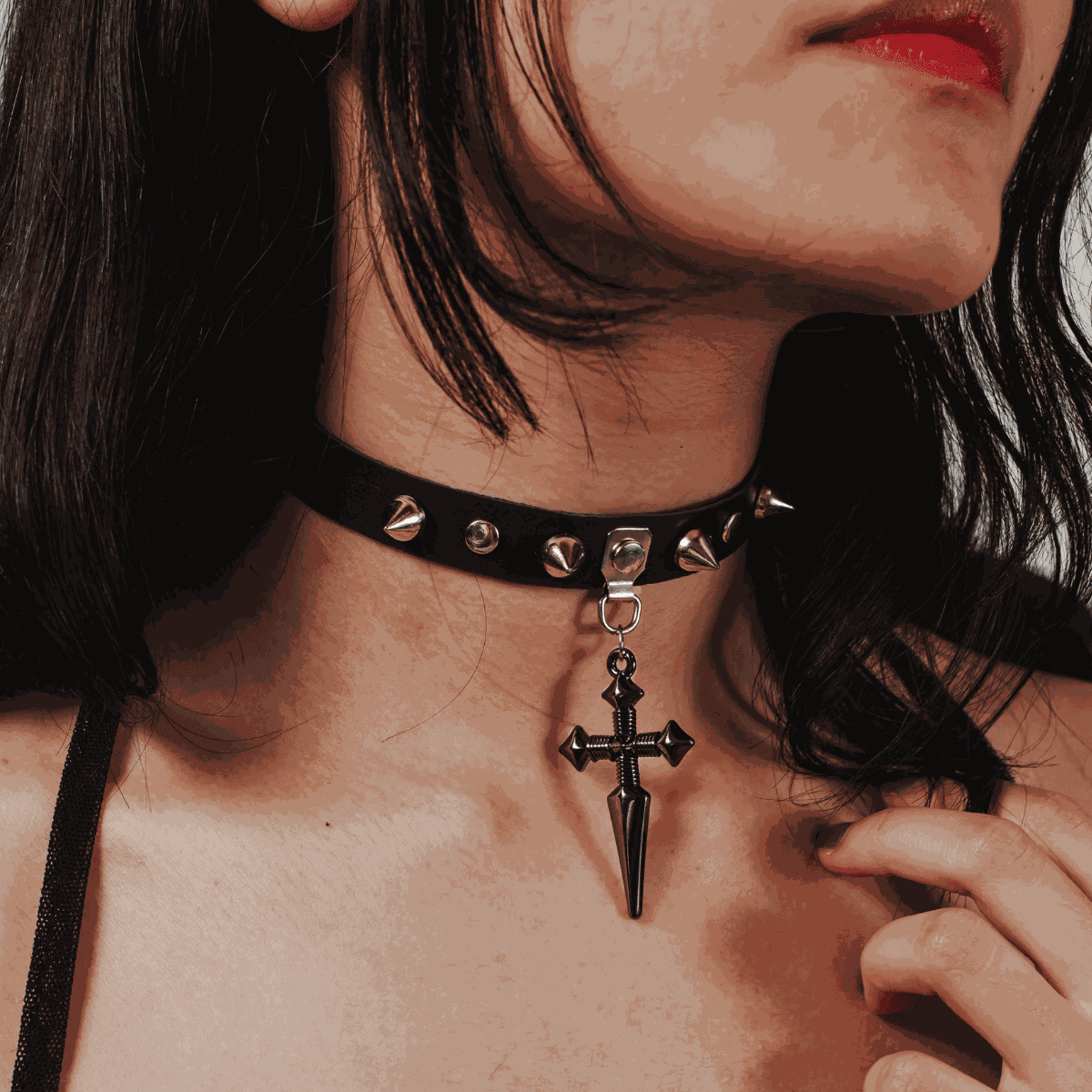 Choker Gargantilha com Spike e Pingente de Cruz/Espada Grafite