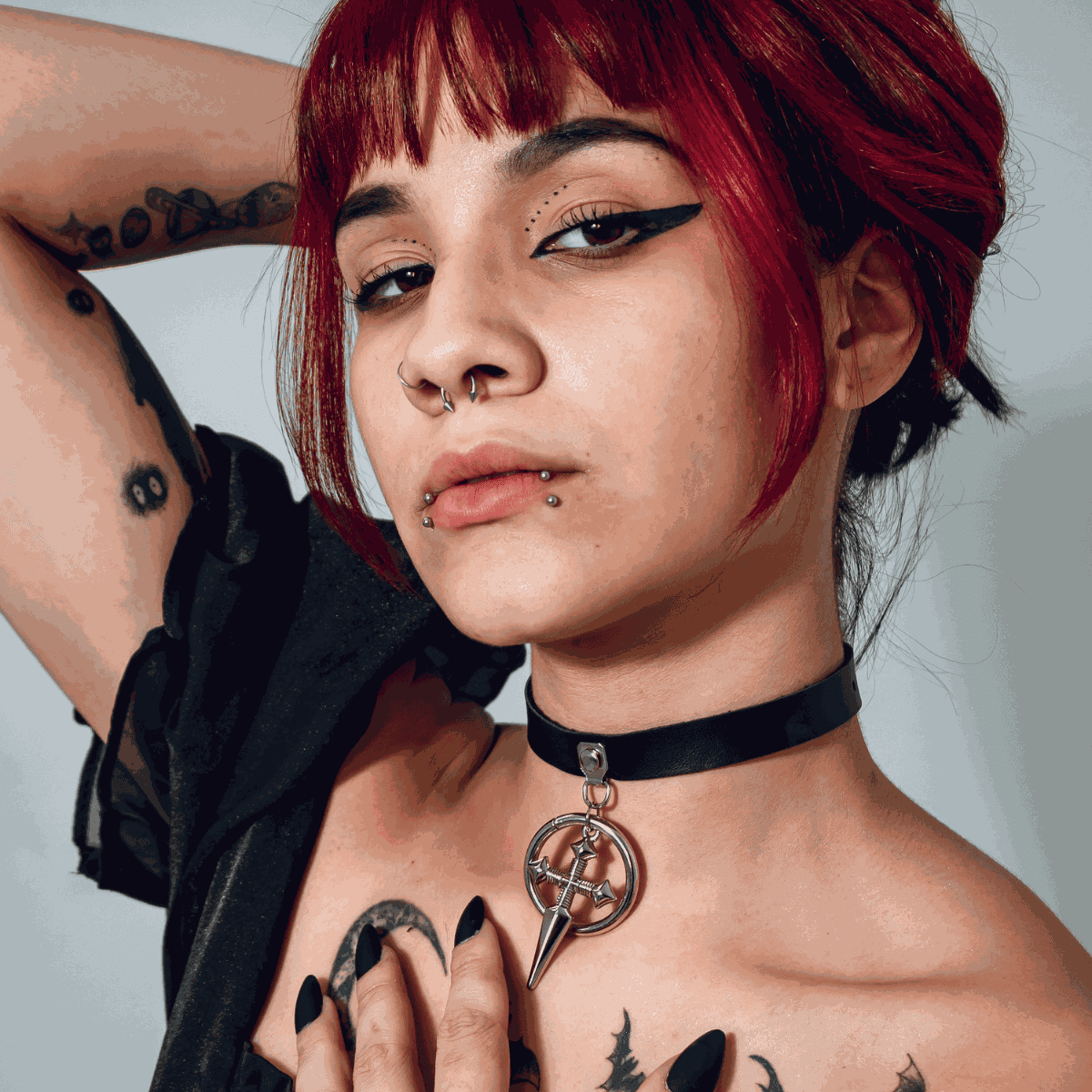 Choker Gargantilha com Pingente de Cruz e Argola
