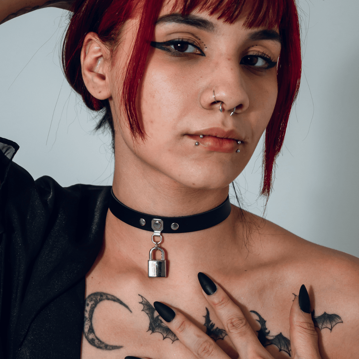 Choker Gargantilha com Pingente de Cadeado Prateado