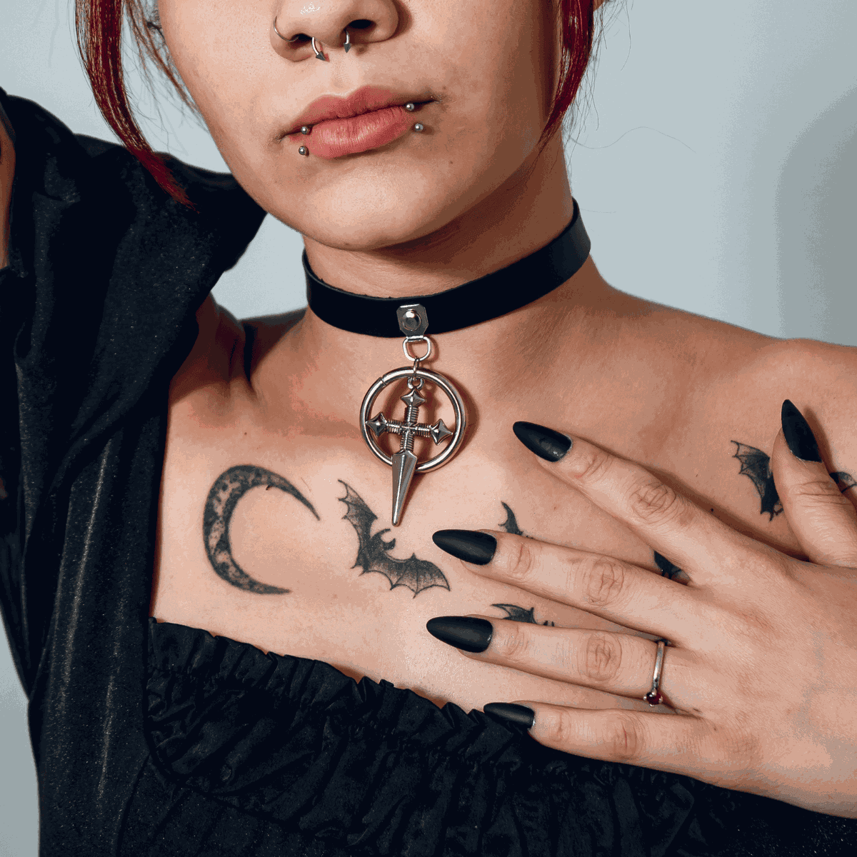 Choker Gargantilha com Pingente de Cruz e Argola