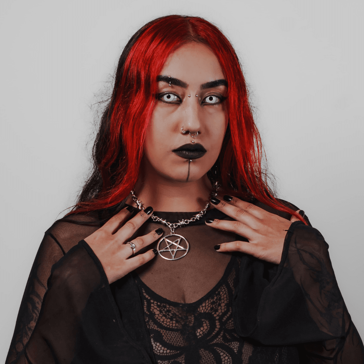 Colar Arame Farpado com Pentagrama Prateado