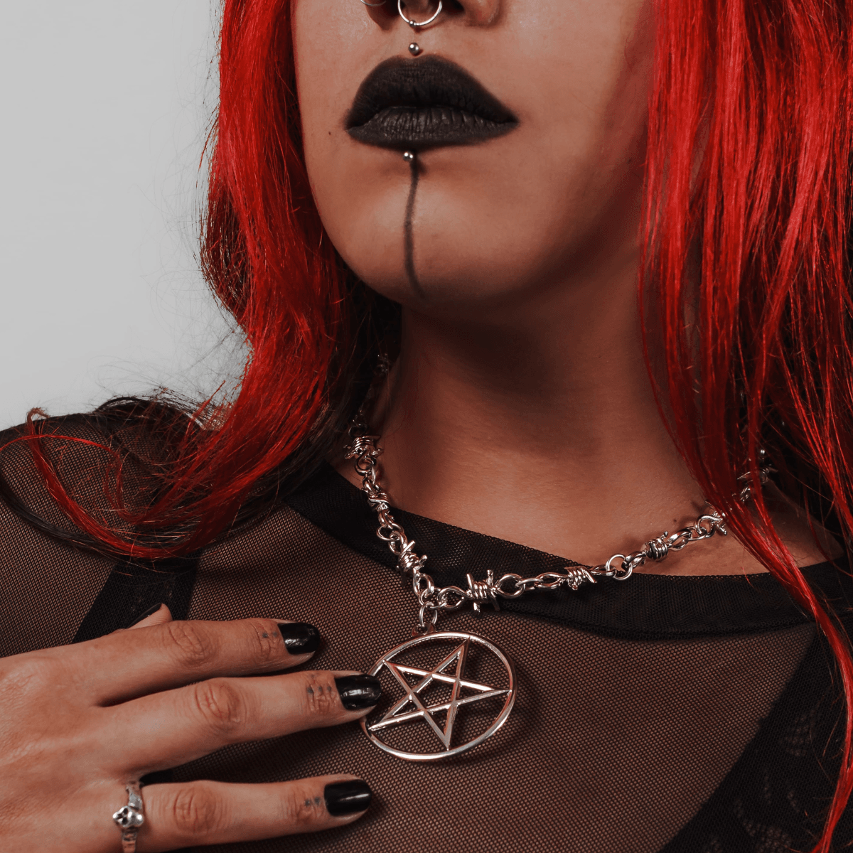 Colar Arame Farpado com Pentagrama Prateado