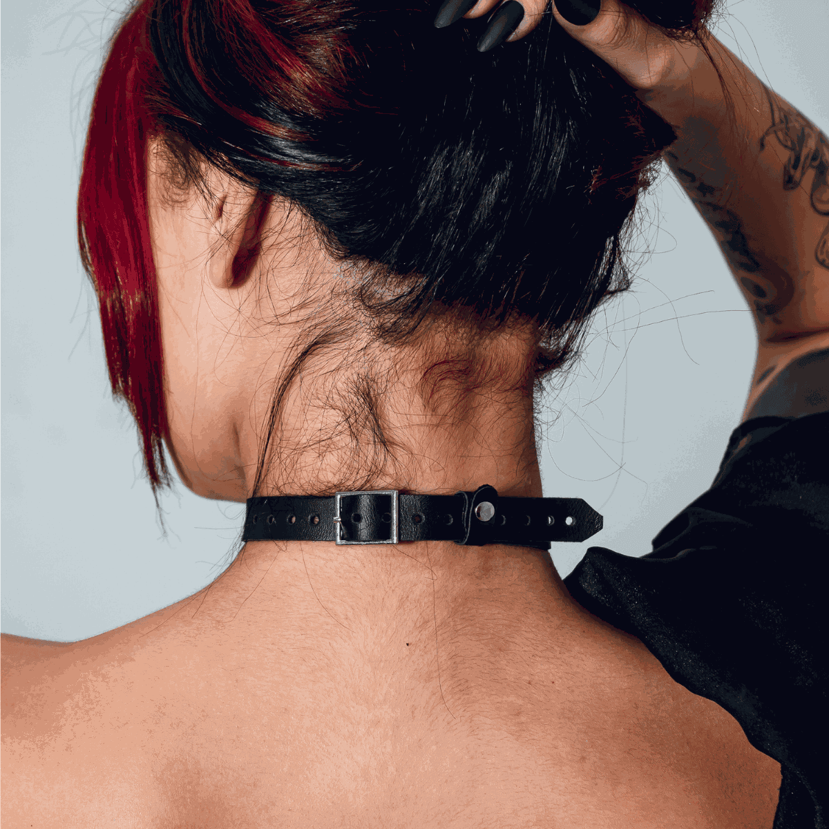 Choker Gargantilha com Pingente de Cruz e Argola