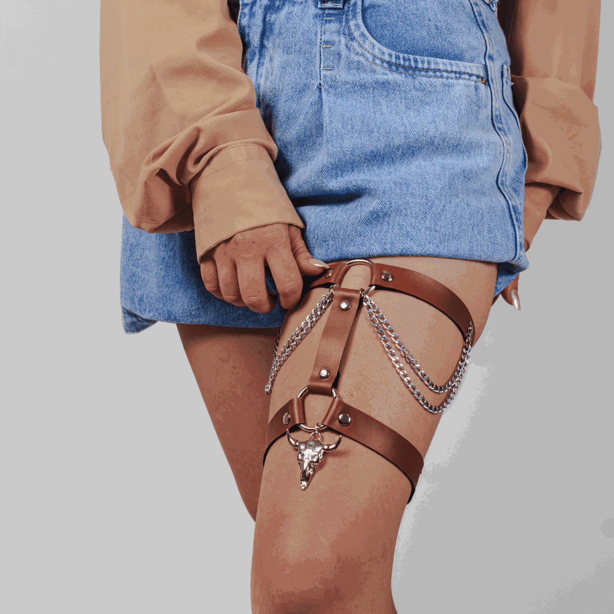 Harness De Coxa Marrom Com Duas Tiras Pingente De Cranio E Corrente