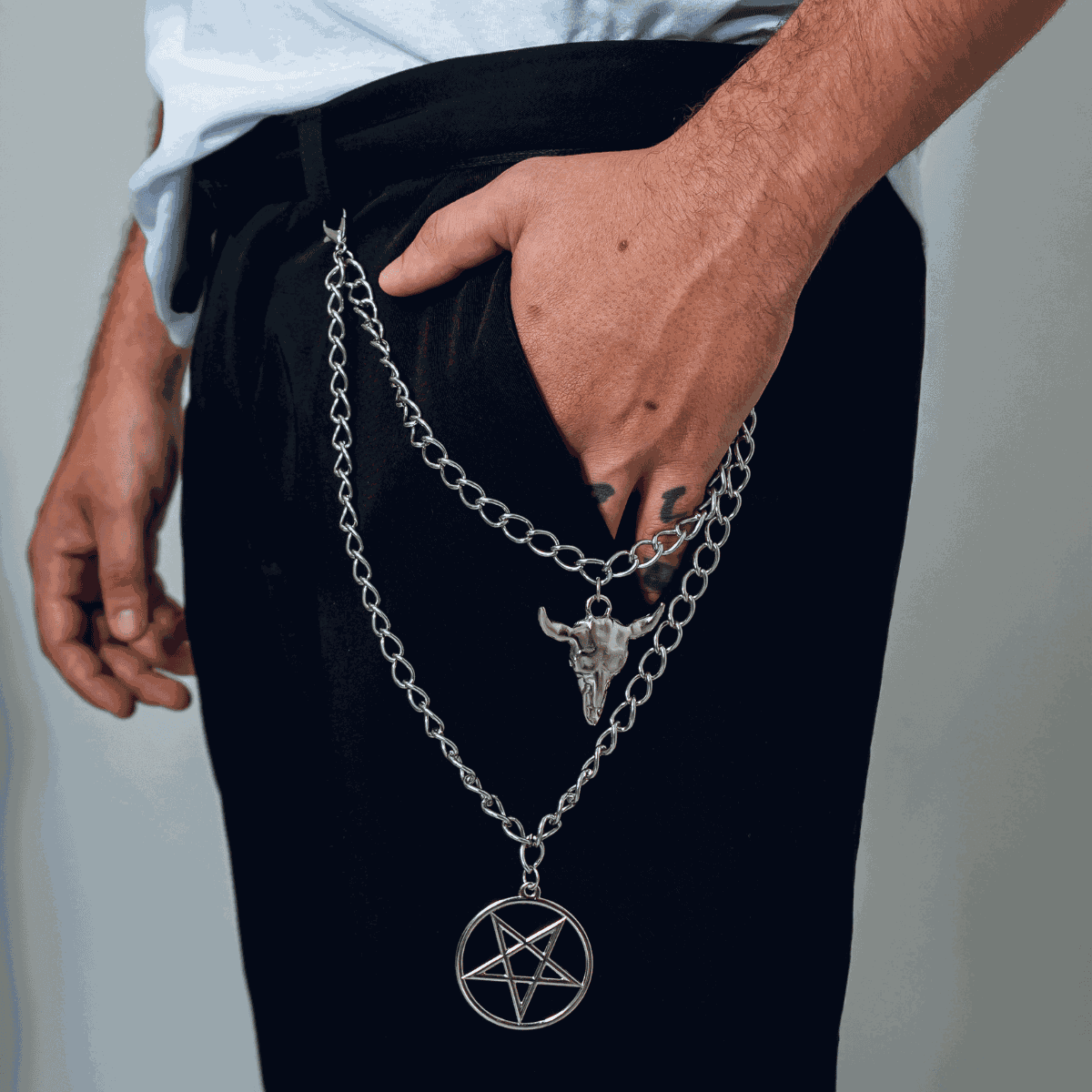 Acessório Corrente Com Pentagrama e Cranio Para Calça/saia Prateado