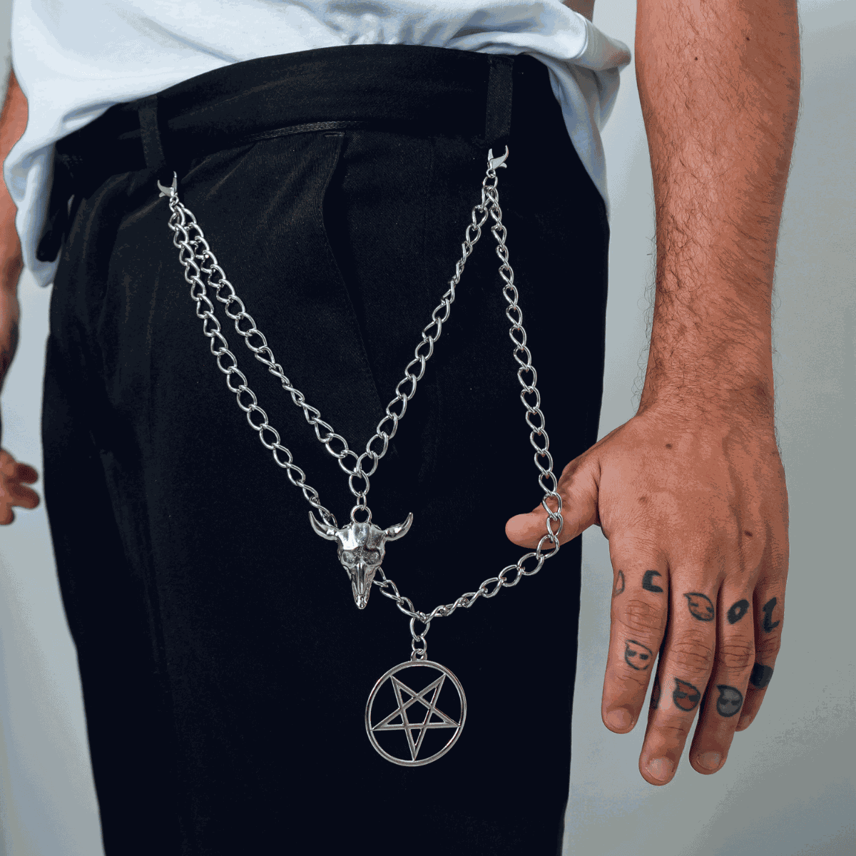 Acessório Corrente Com Pentagrama e Cranio Para Calça/saia Prateado