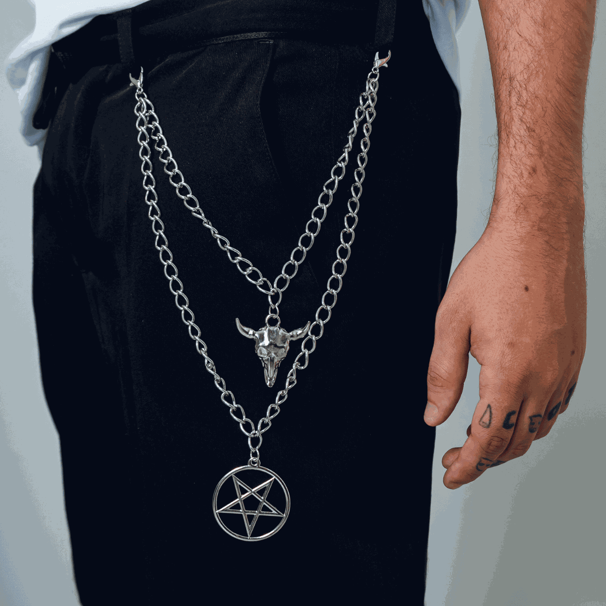 Acessório Corrente Com Pentagrama e Cranio Para Calça/saia Prateado
