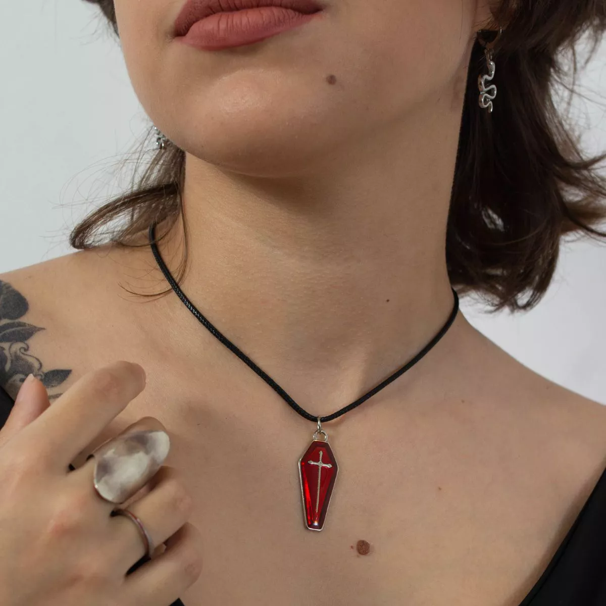 Colar Cordão Encerado com Pingente de Caixão Vermelho