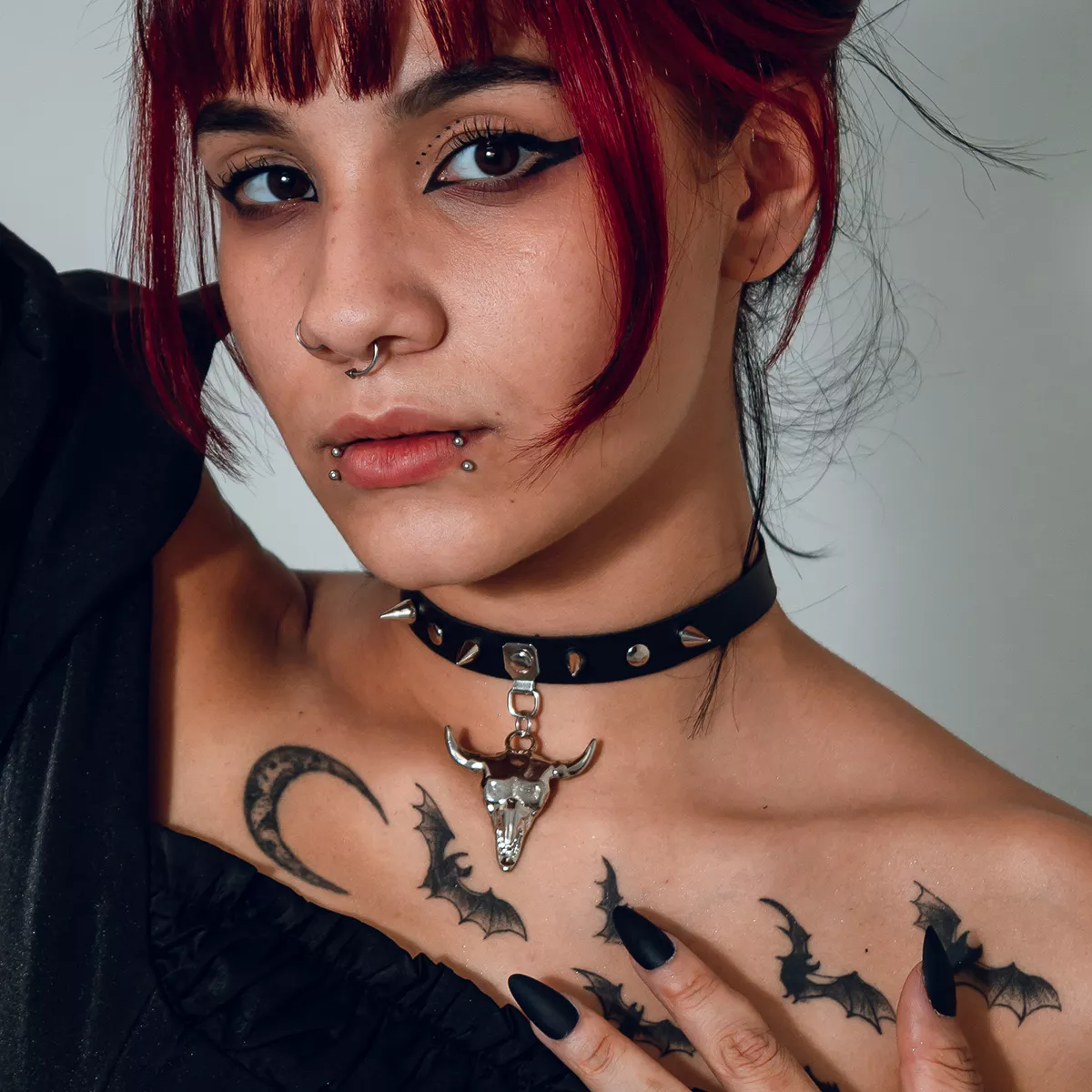 Choker Gargantilha com Pingente de Cranio e Spike Prateadas