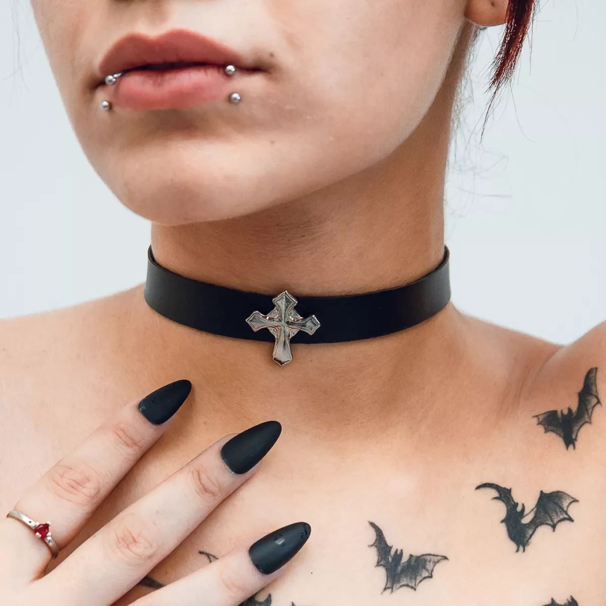 Choker Gargantilha com Pingente de Cruz Minimalista