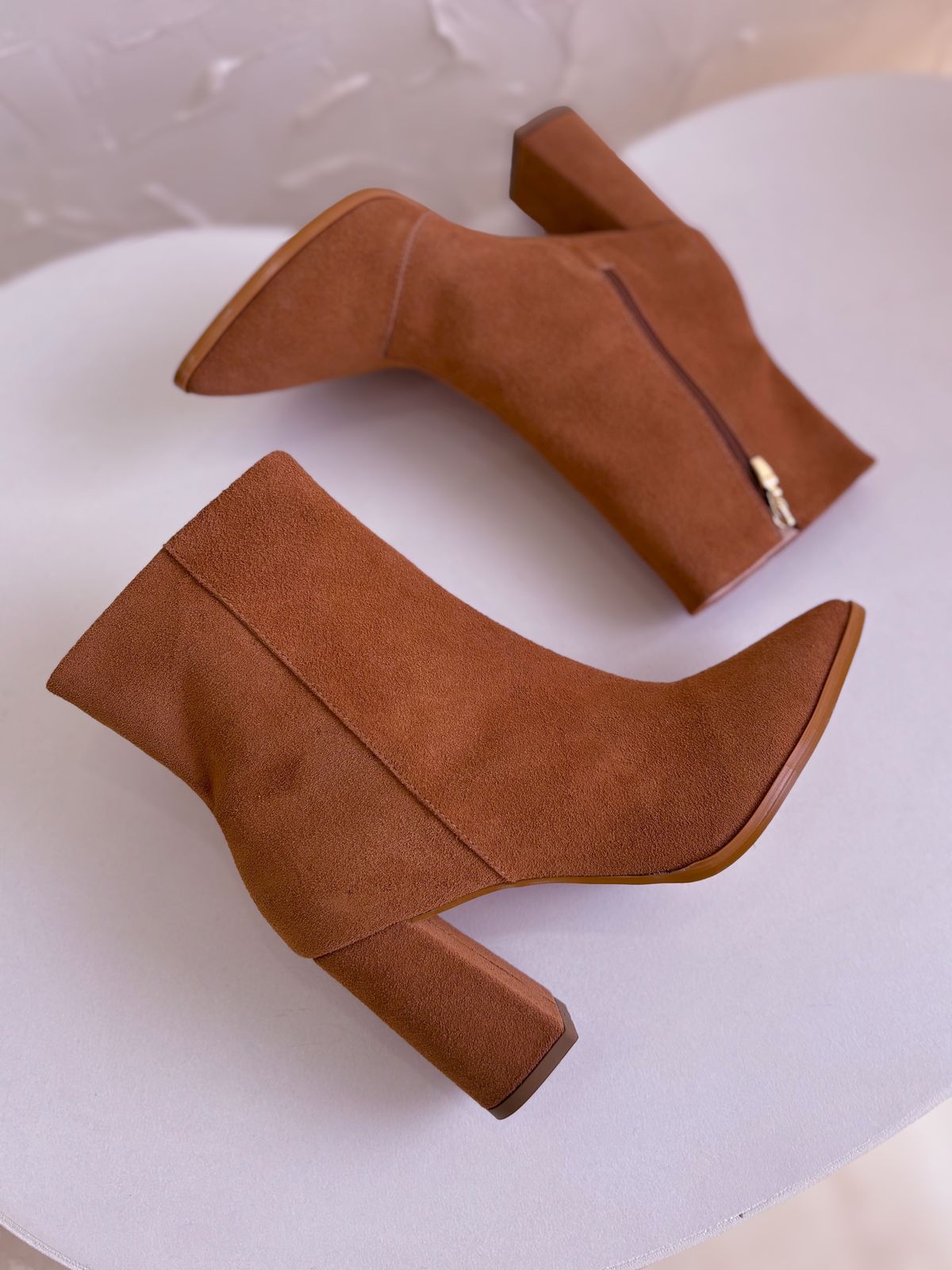 Bota Teodora Caramelo - Couro Camurça - AMAVIE SAPATOS