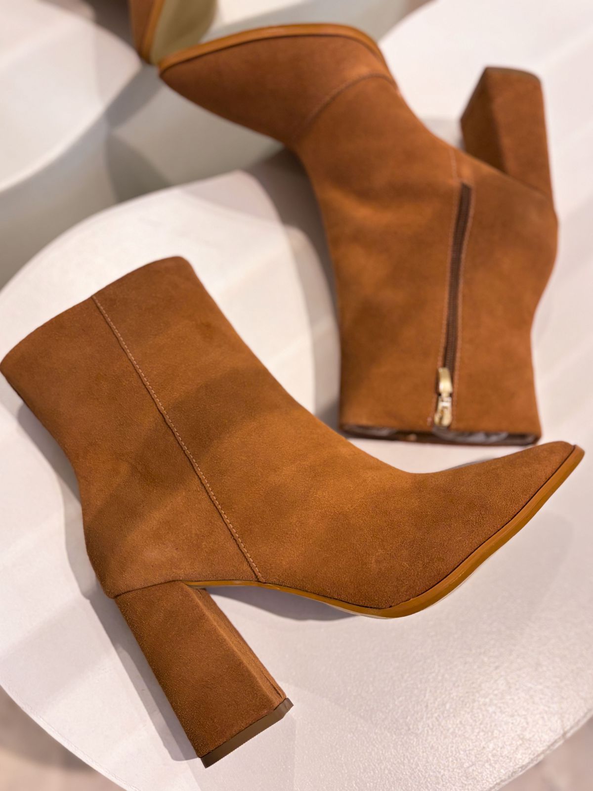 Bota Teodora Caramelo - Couro Camurça - AMAVIE SAPATOS