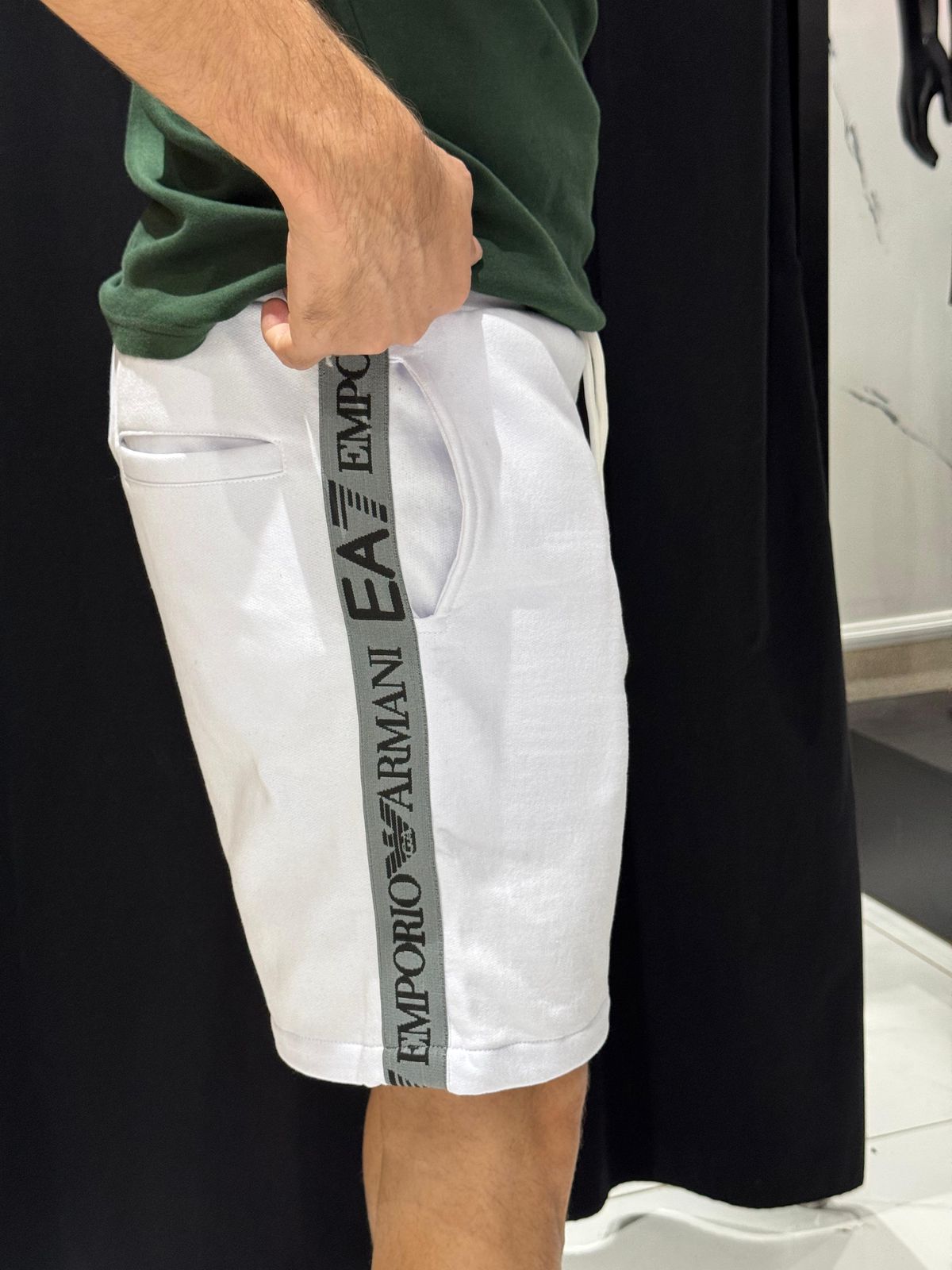 Bermuda Moletom EA7 Branco - 00352 - Conceito 62