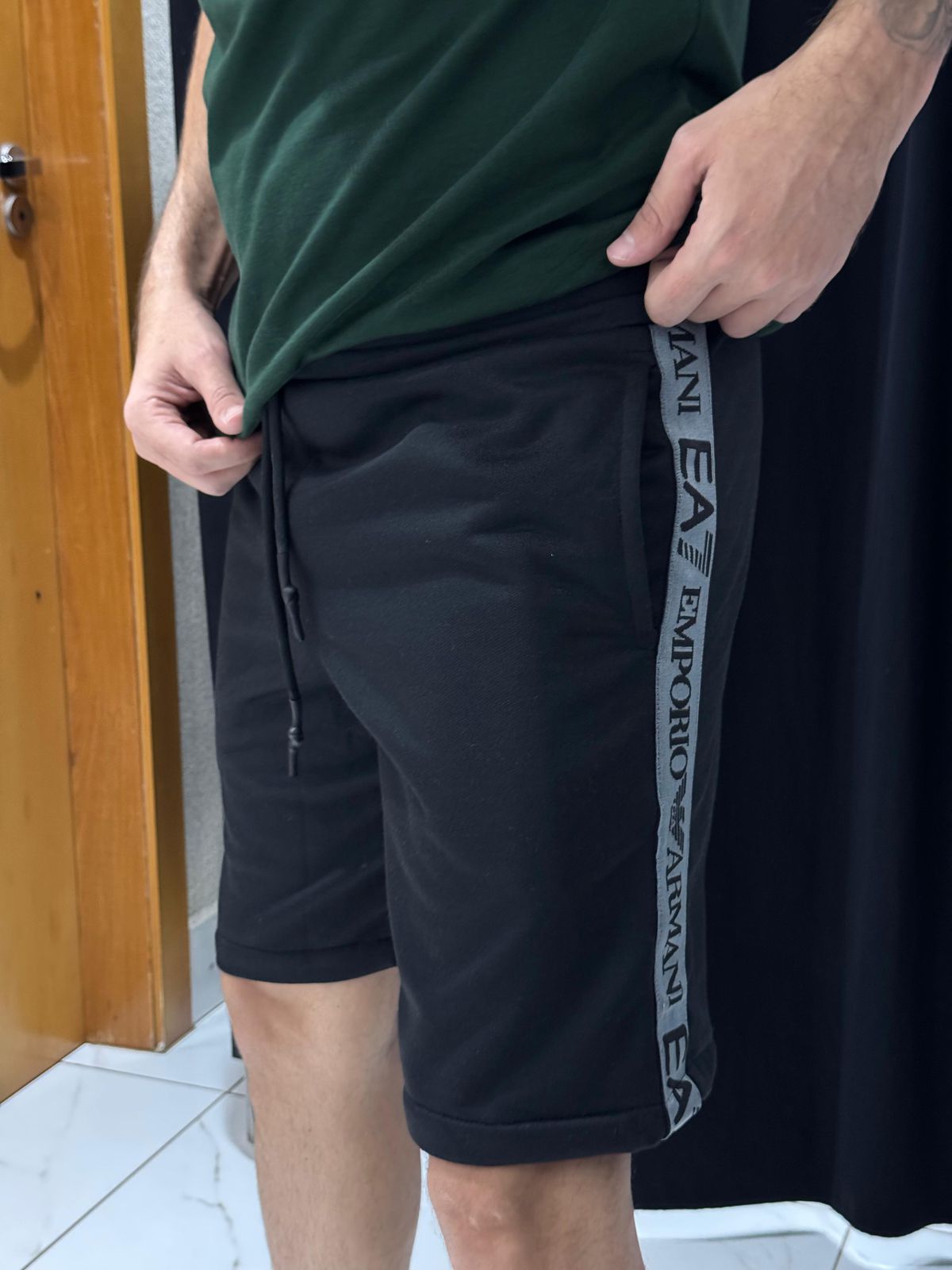 Bermuda Moletom EA7 Preto Faixa - 00357 - Conceito 62