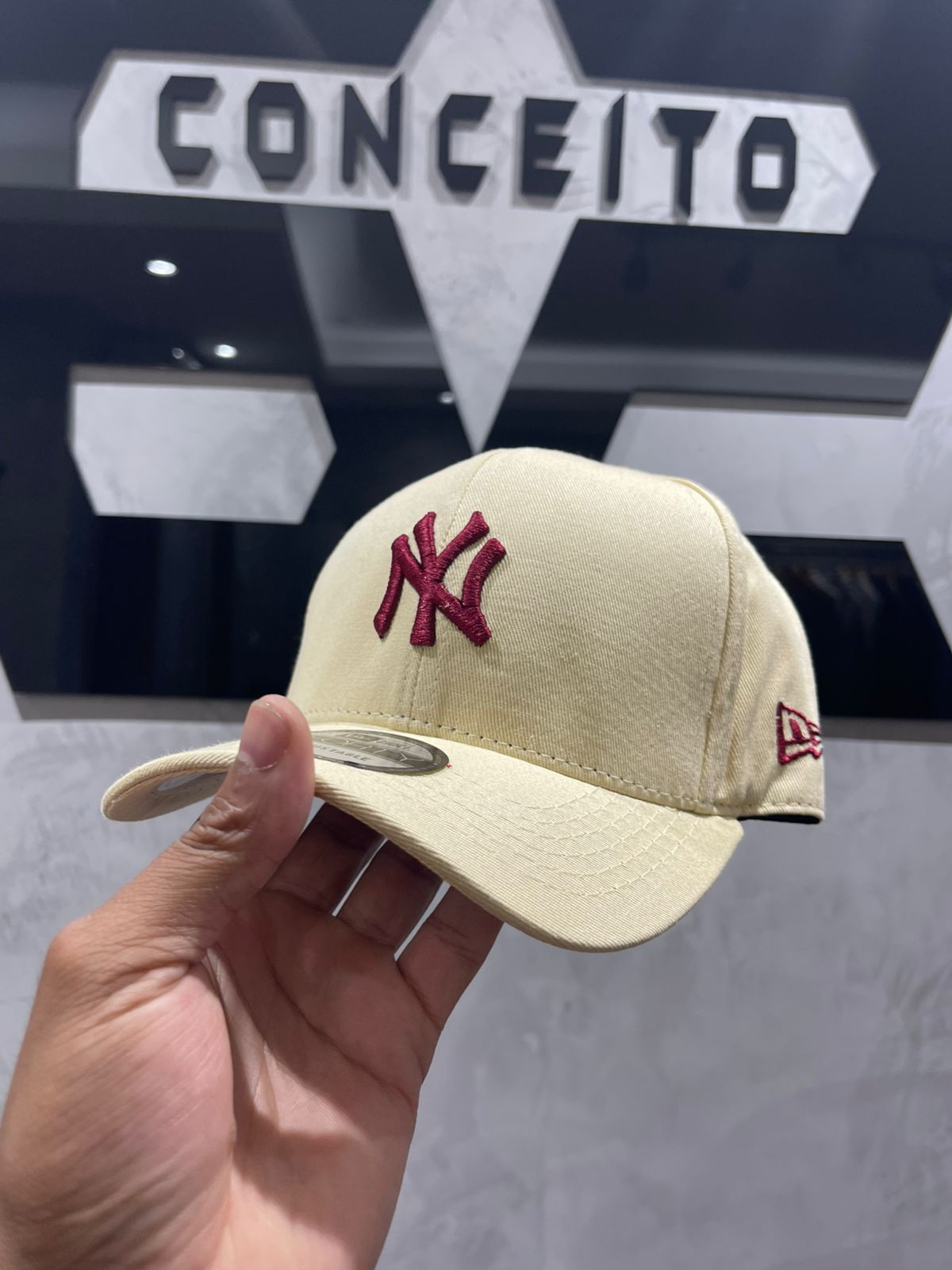 Boné New Era Bege/Vermelho - 00872 - Conceito 62