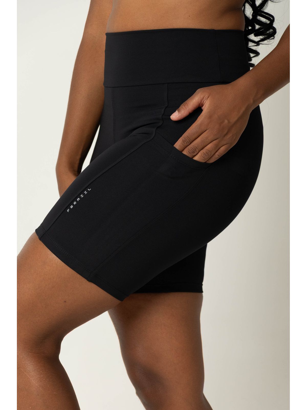 Short Fitness Run Preto com Bolso 