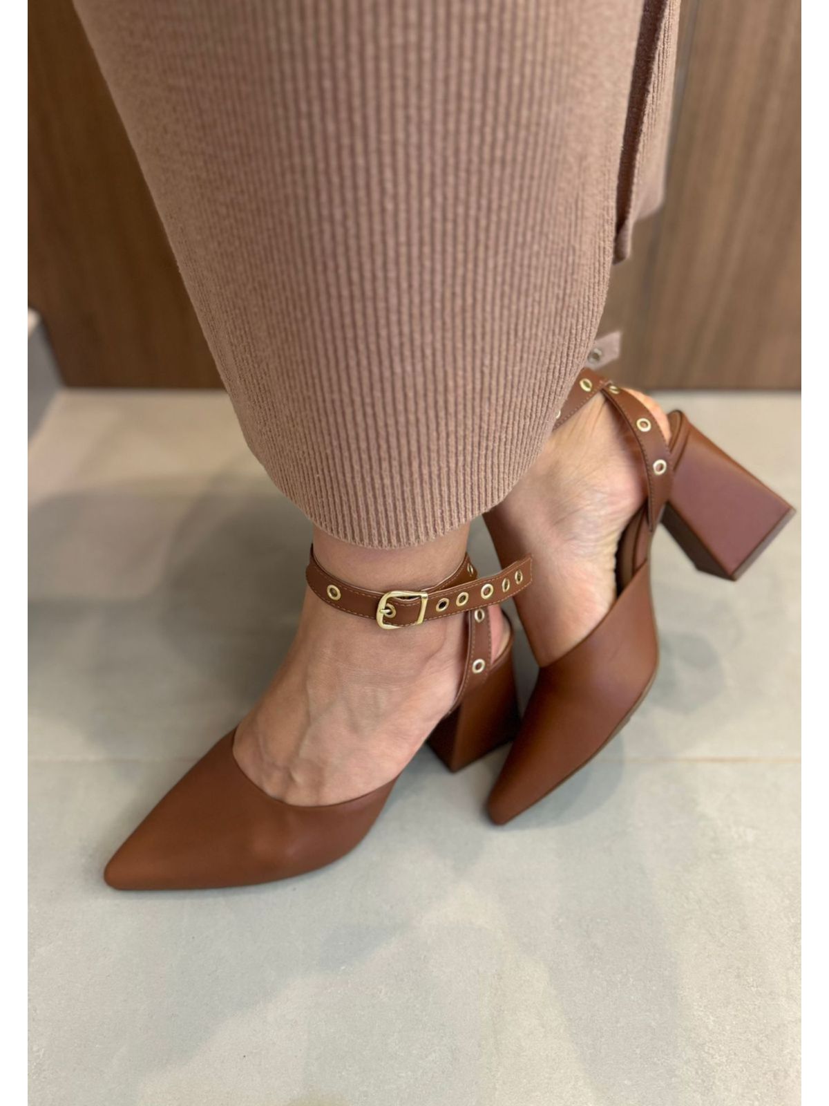 Scarpin Nicole Caramelo