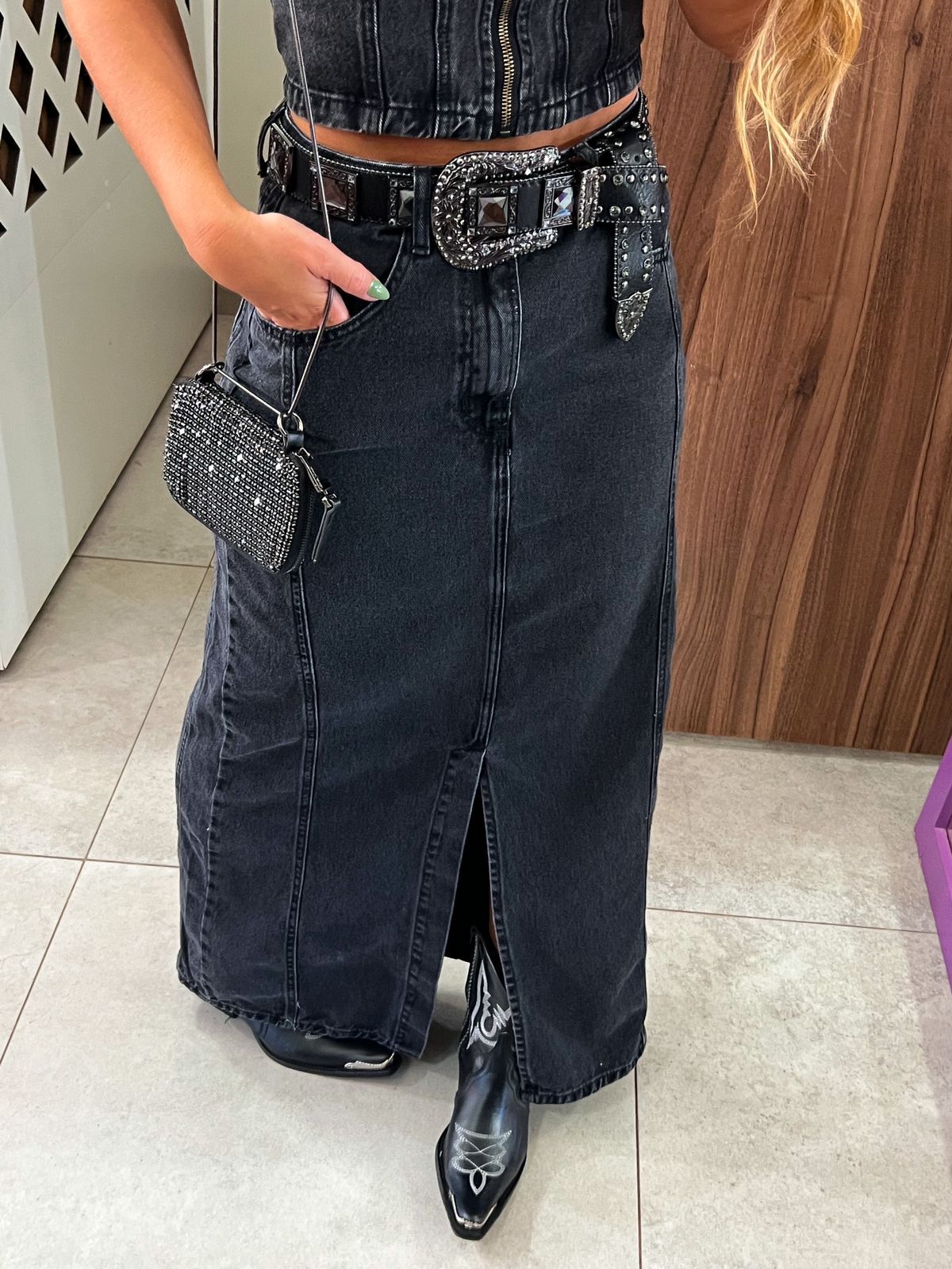 Saia Jeans Midi Preta Estonada Alcance