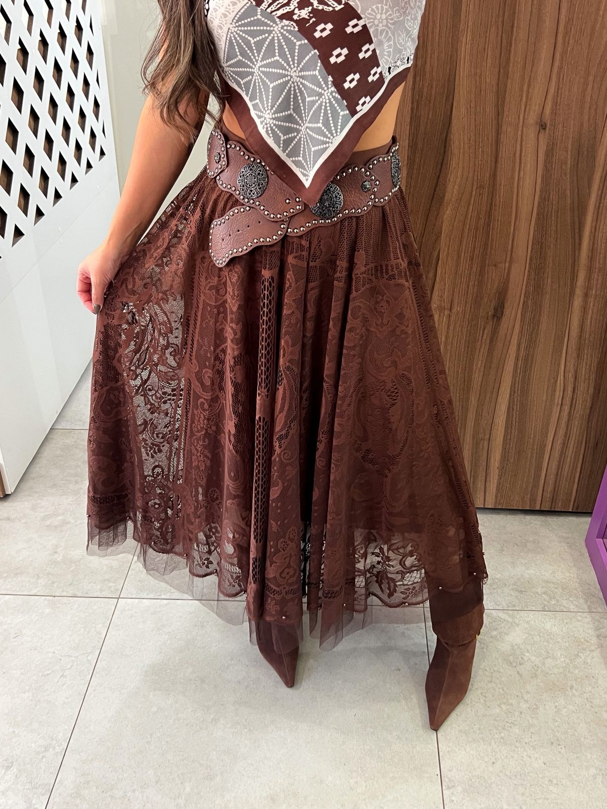 Saia Renda Midi Marrom Aurora 
