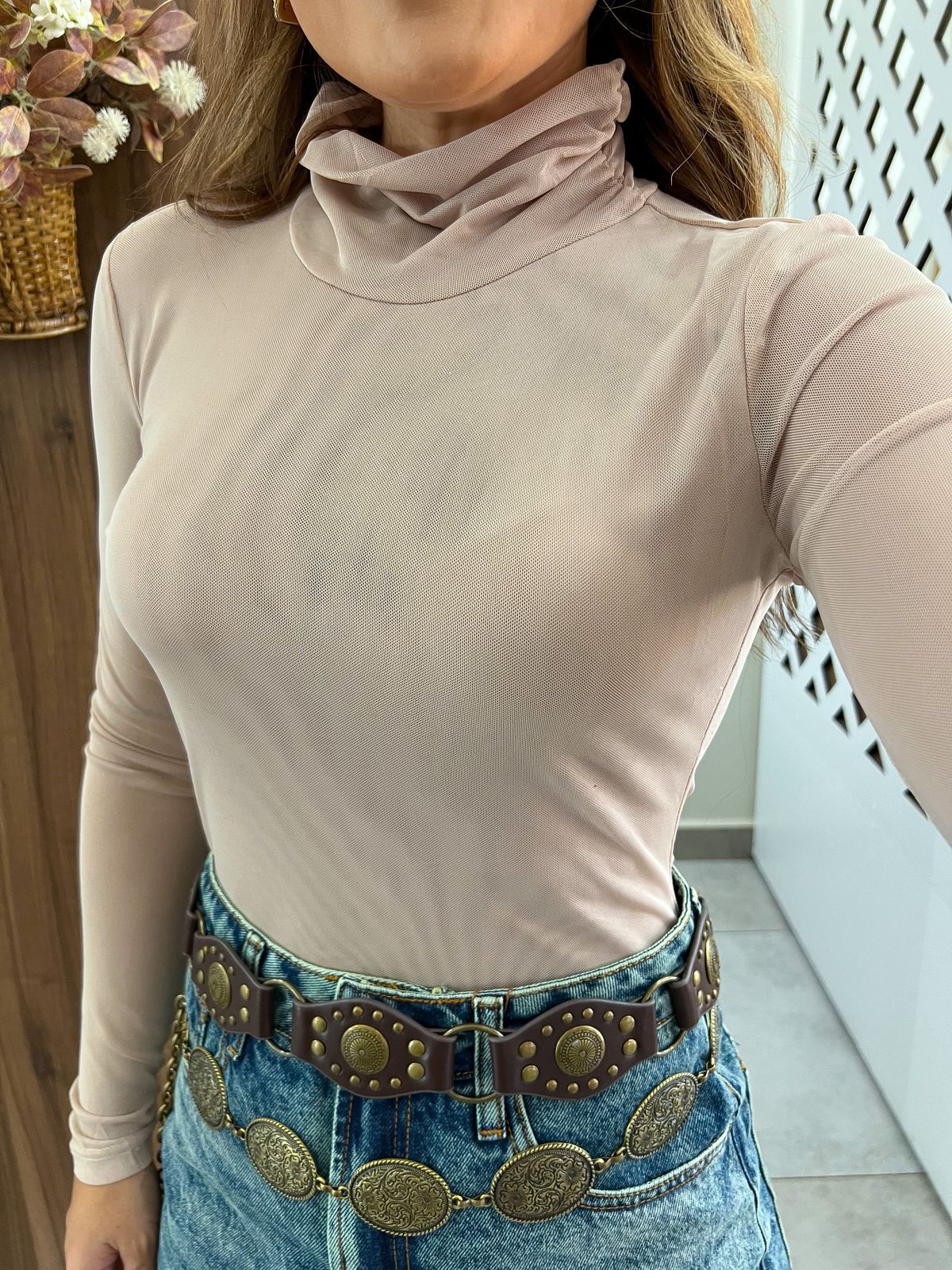 Blusa Tule Bege Gola Alta 