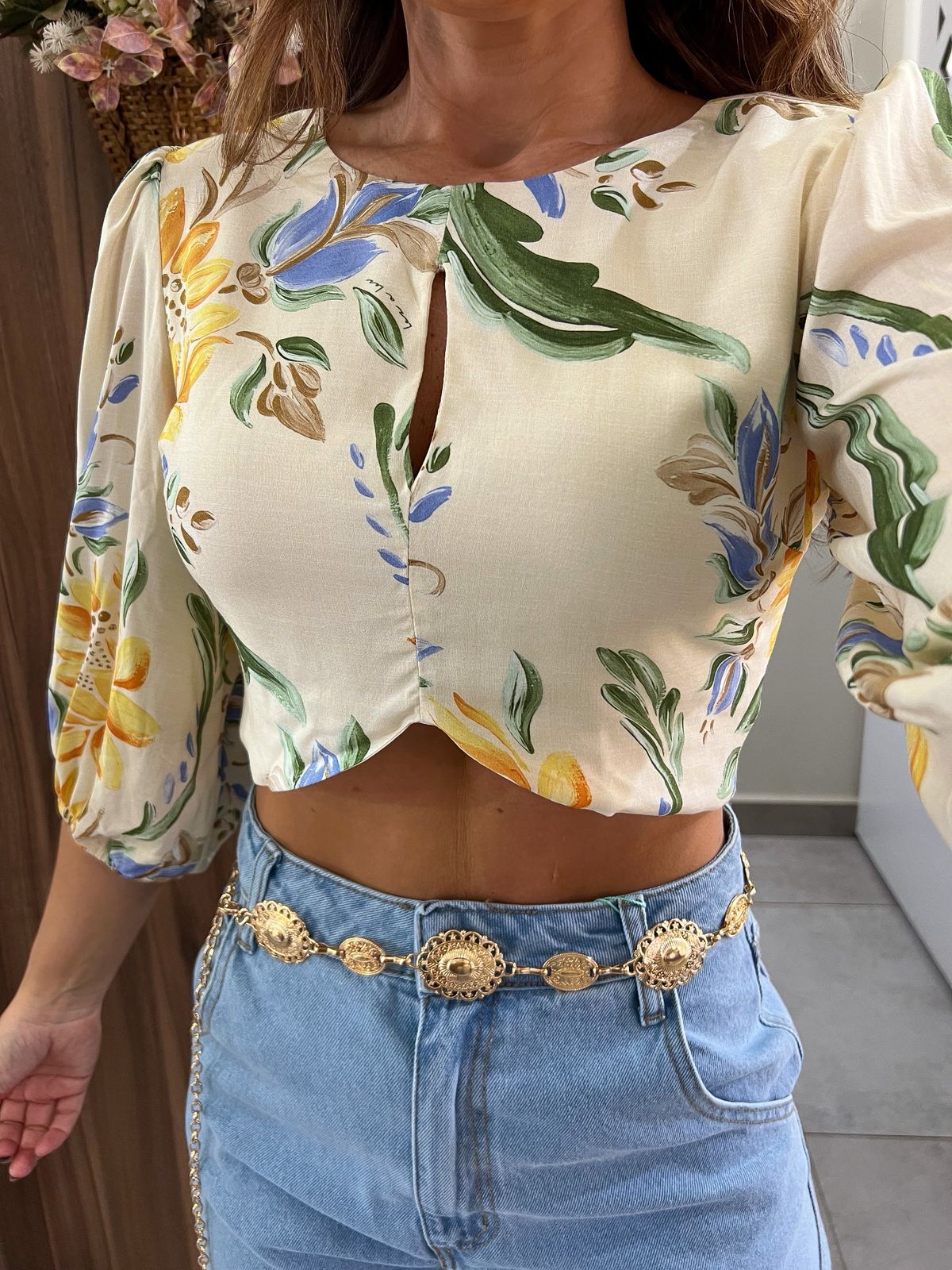 Blusa Cropped Estampada Com Mangas 3/4 E Recortes Lez a Lez 