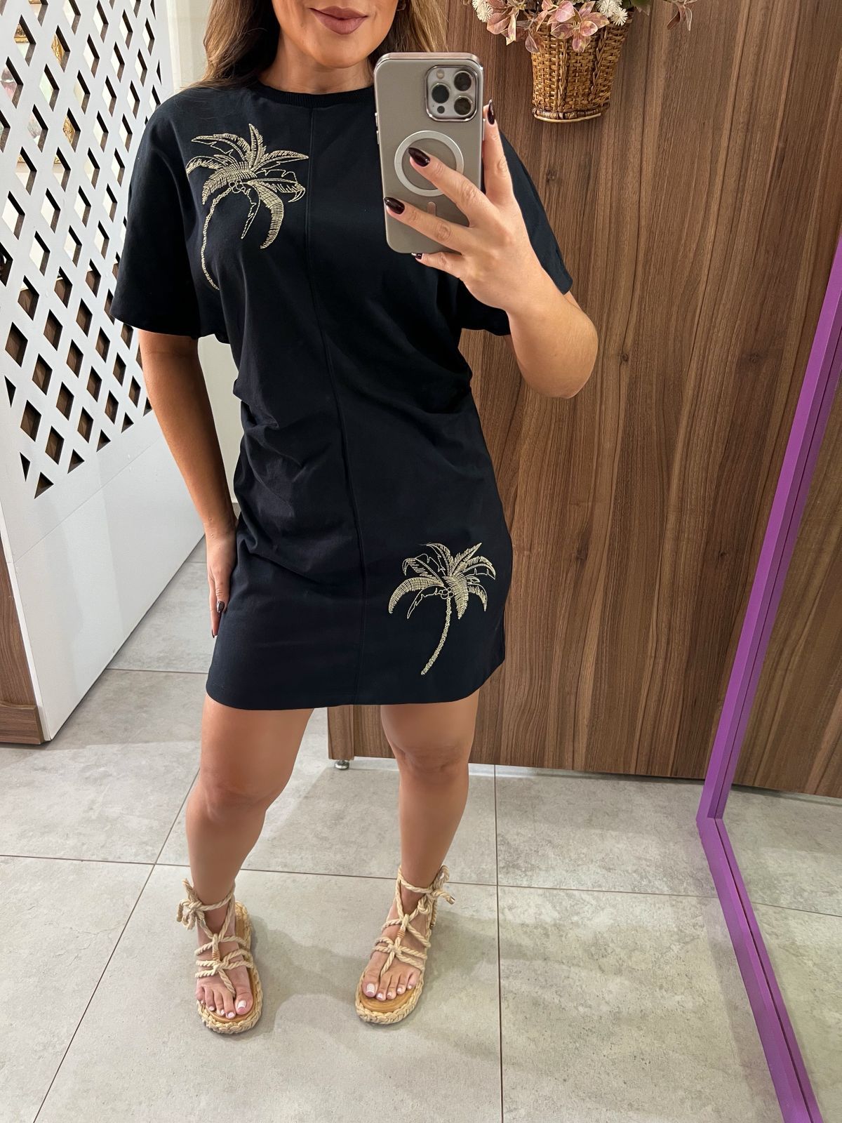Vestido Curto Com Drapeados Laterais E Bordados Em Malha Lez a Lez 