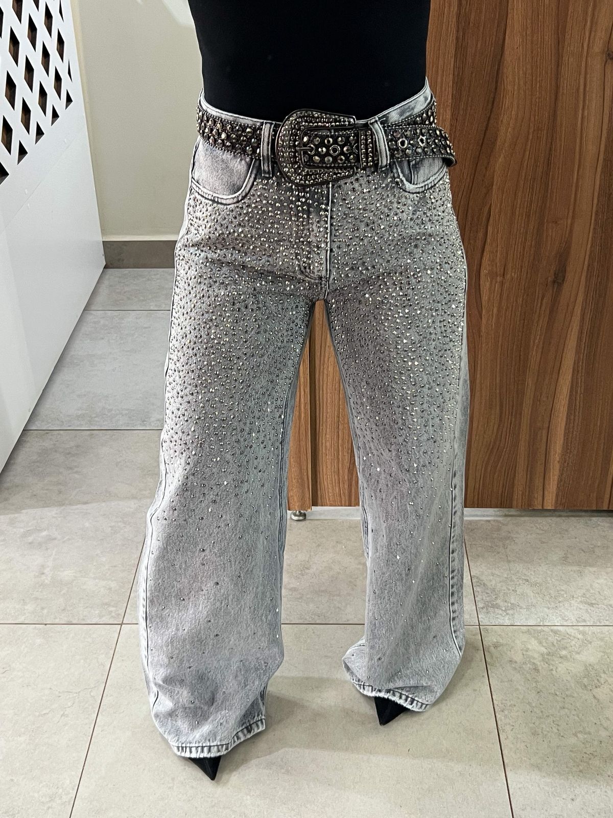 Calça Jeans Wide Marmorizada Grafite Aplicações Dadri