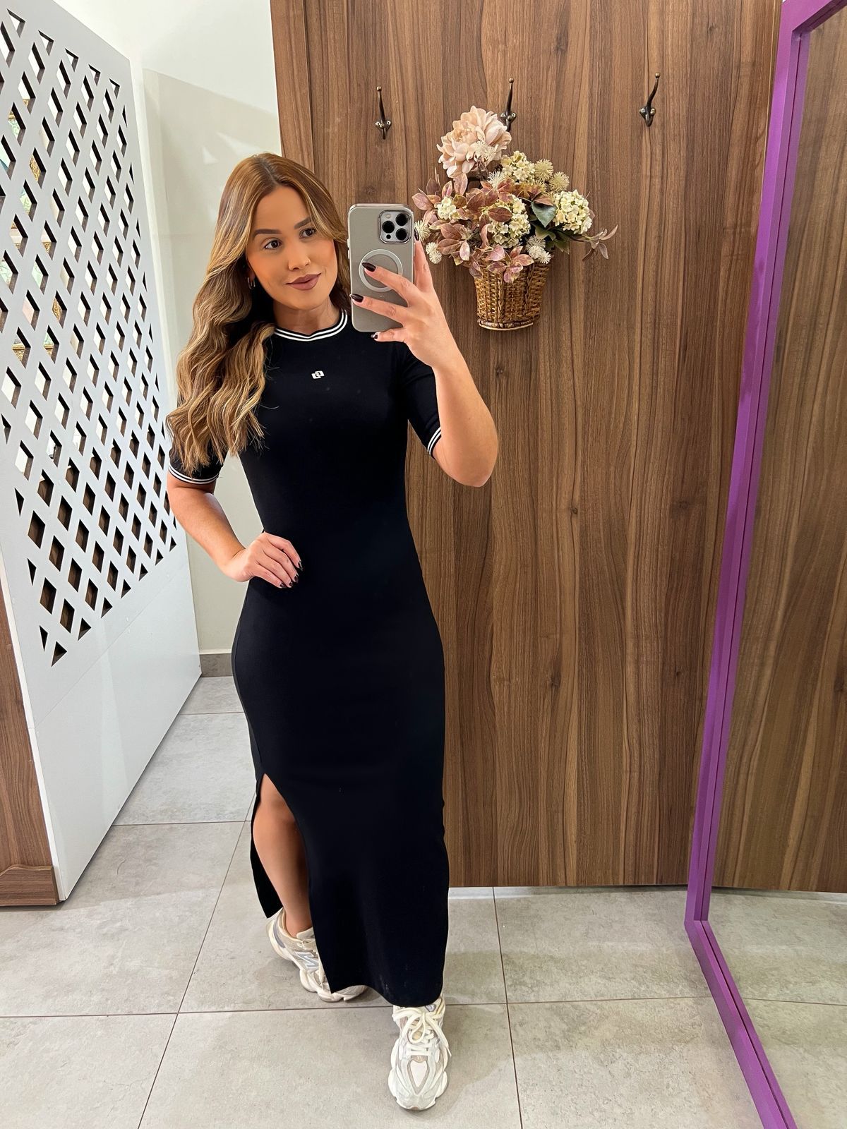 Vestido Preto Ajustado Midi Com Fenda Colcci