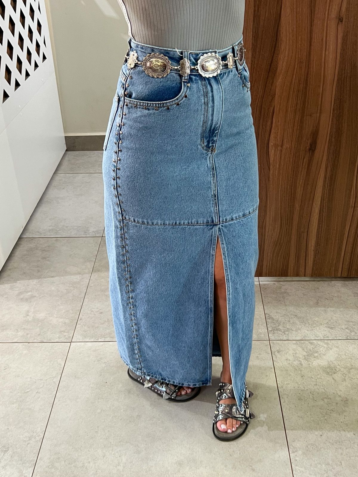 Saia Jeans Longa De Cintura Alta Com Fenda E Aplicações Lez a Lez